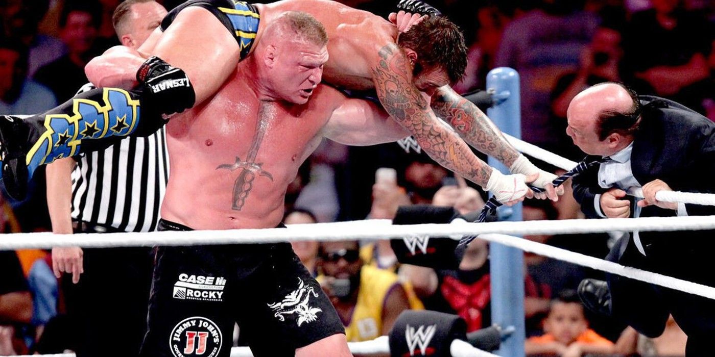 CM Punk le quita la corbata a Paul Heyman mientras Brock Lesnar intenta el F5 en WWE SummerSlam 2013