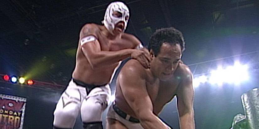CMLL's Silver King wrestles Rey Mysterio on WCW Monday Nitro