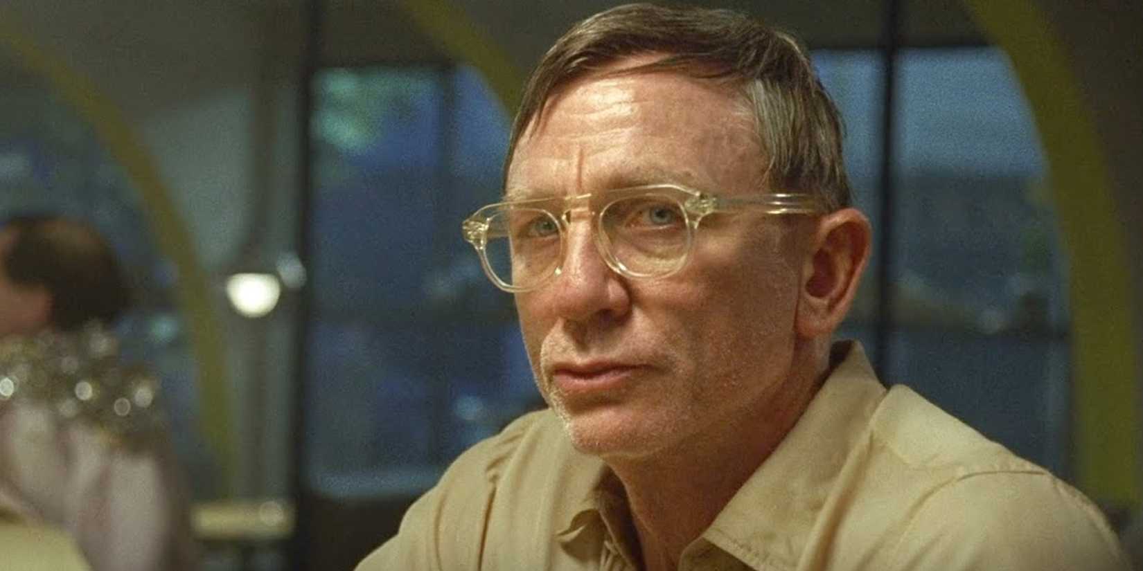 William Lee (Daniel Craig) wearing glasses in Queer