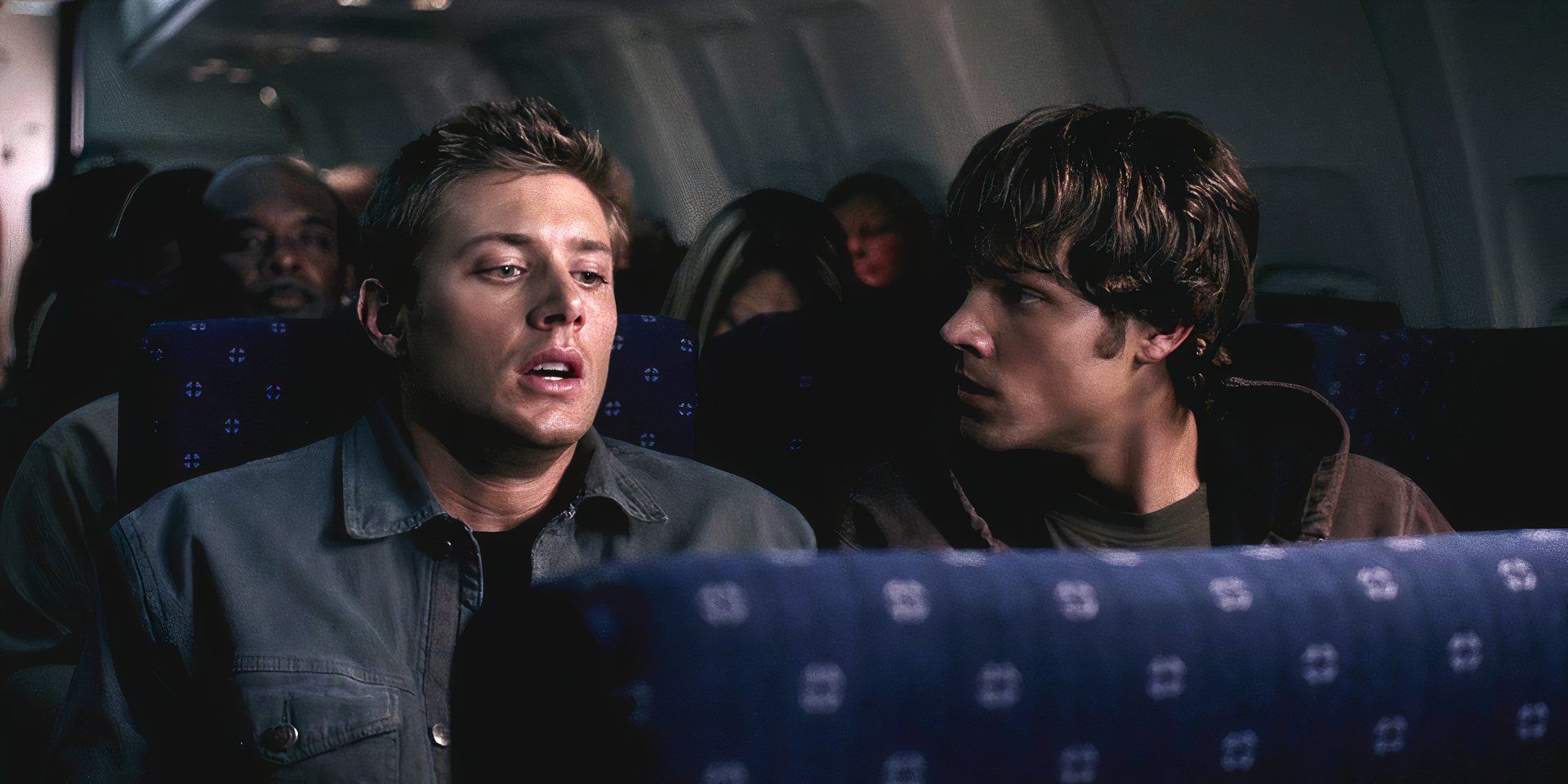 Dean y Sam en un avión en un episodio de Supernatural "Viajero fantasma."