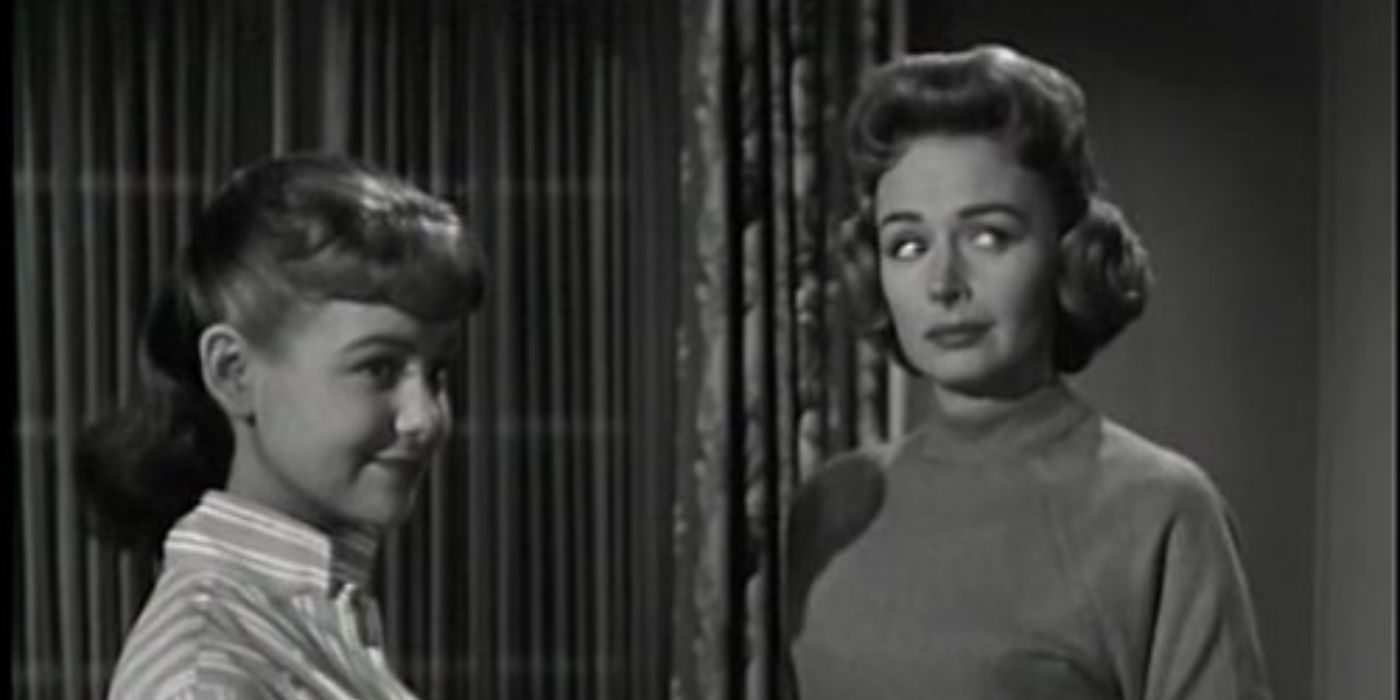 Donna Stone (Donna Reed) e Mary Stone (Shelley Fabares) se olhando no The Donna Reed Show.