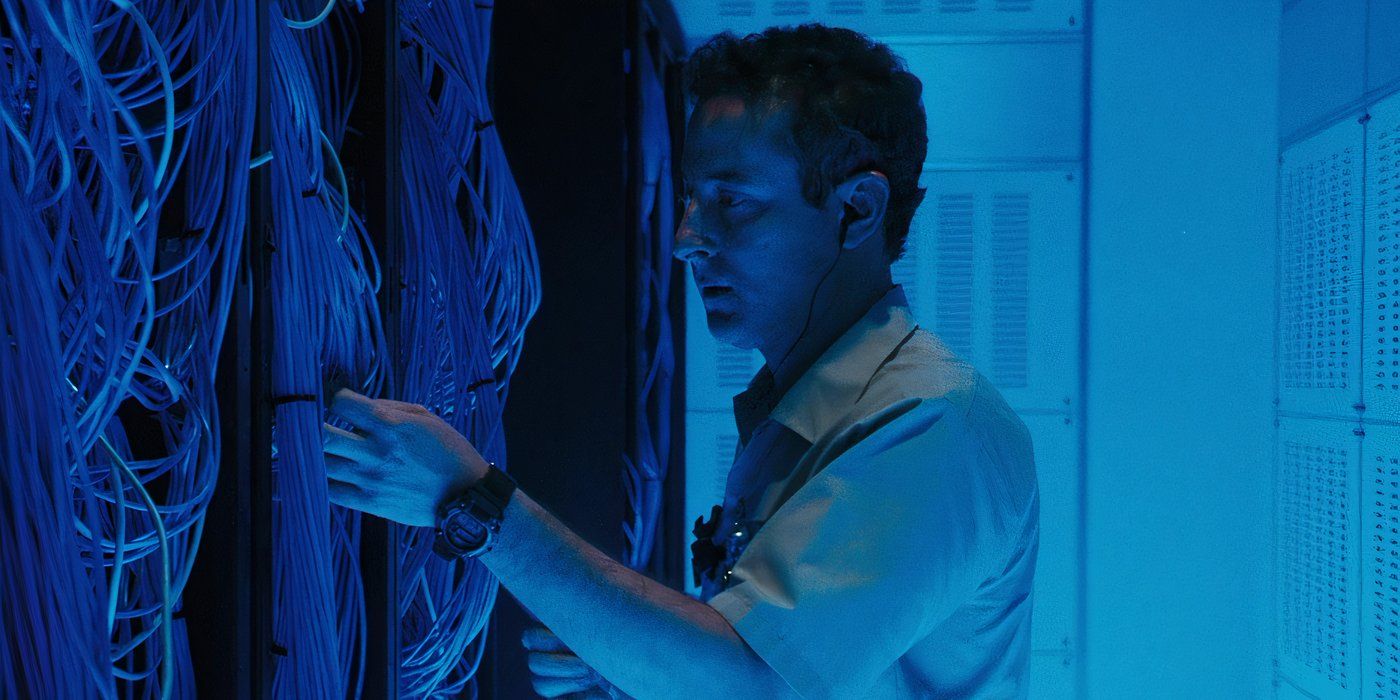 Eddie Jemison as Livingston fiddling with the data bank in Ocean's Eleven