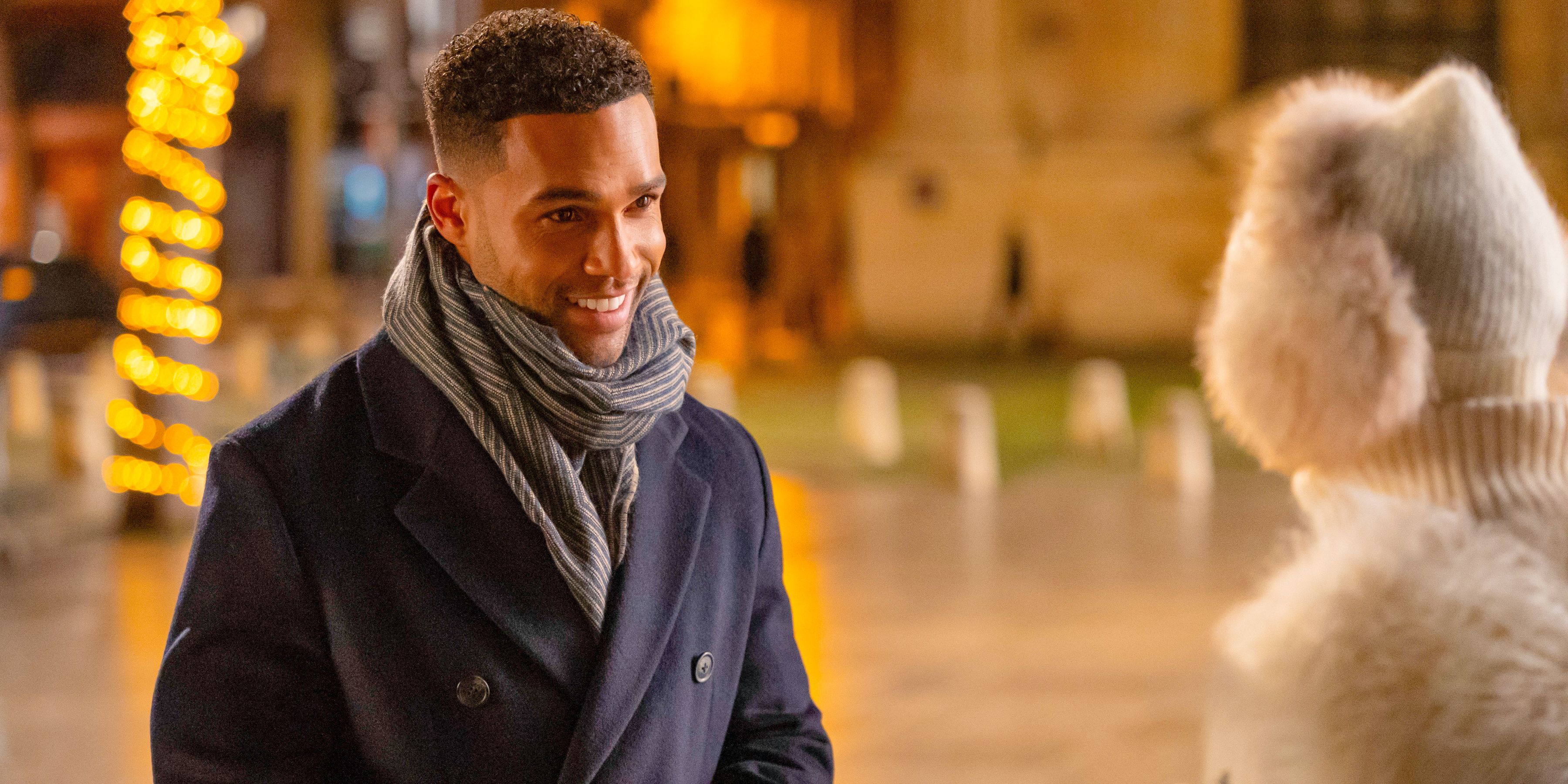 Alfie (Lucien Laviscount) sorrindo para Emily no trailer da 4ª temporada, parte 2, de Emily em Paris