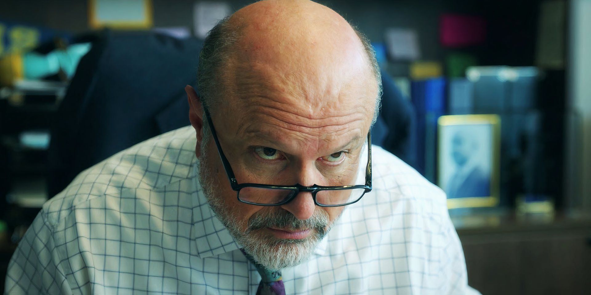 Enrico Colantoni como Grant Moretti, el director, mira hacia arriba mientras su rostro se gira, en The English Teacher temporada 1, episodio 1