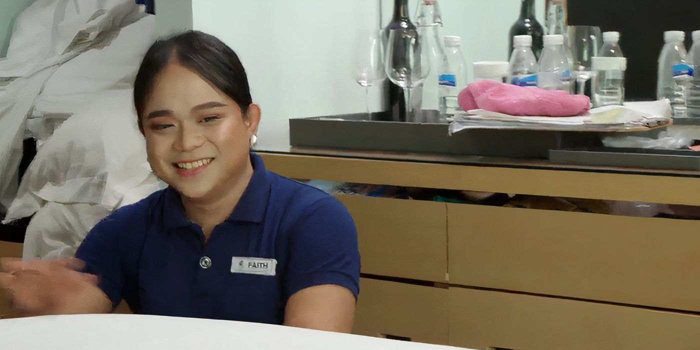 Faith en 90 Day Fiancé con uniforme de trabajo en su hotel sonriendo