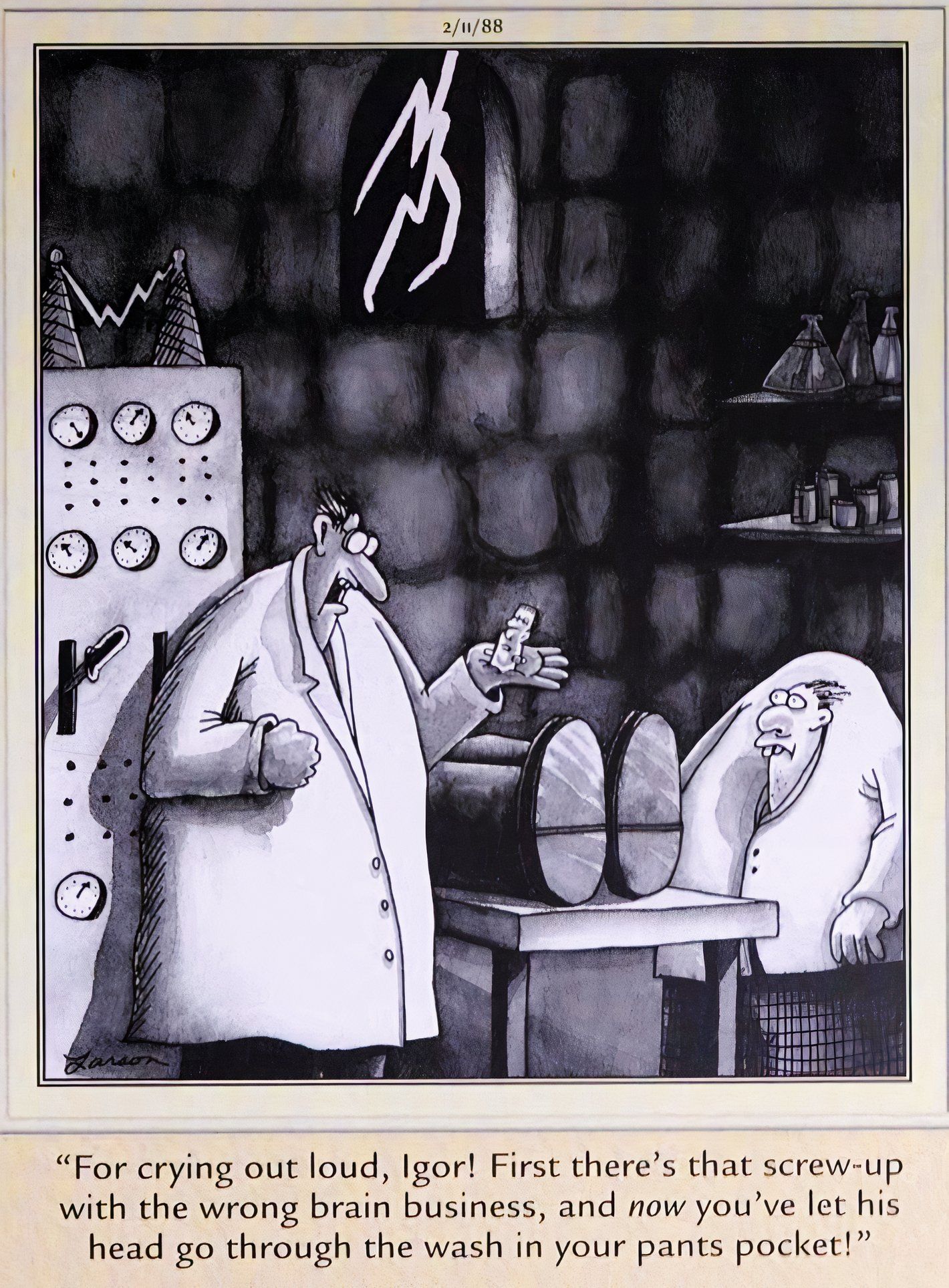 Far Side, 11 de febrero de 1988, Igor es reprendido por el Dr. Frankenstein por cometer errores costosos con sus materiales.