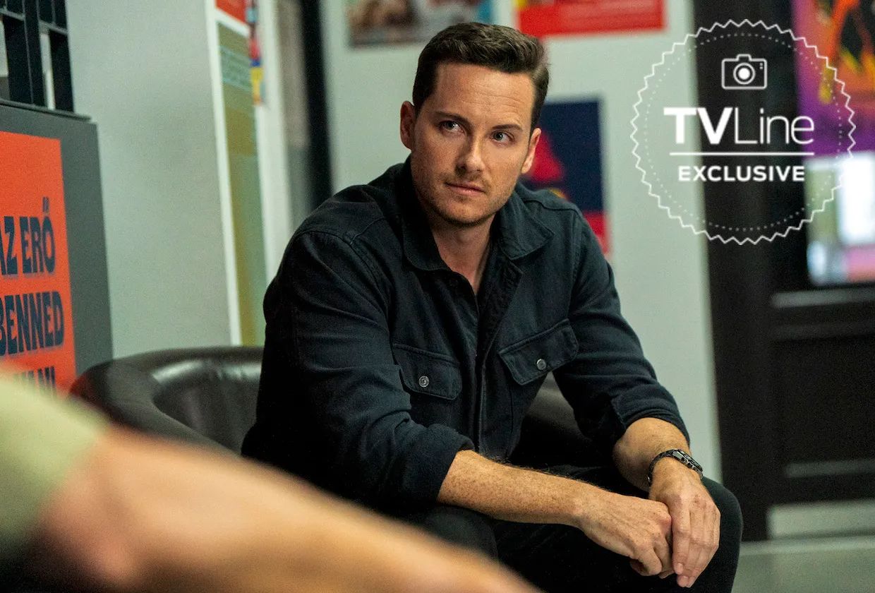 Jesse Lee Soffer como o agente Wes Mitchell sentado na imagem da 4ª temporada do FBI International da TVLine