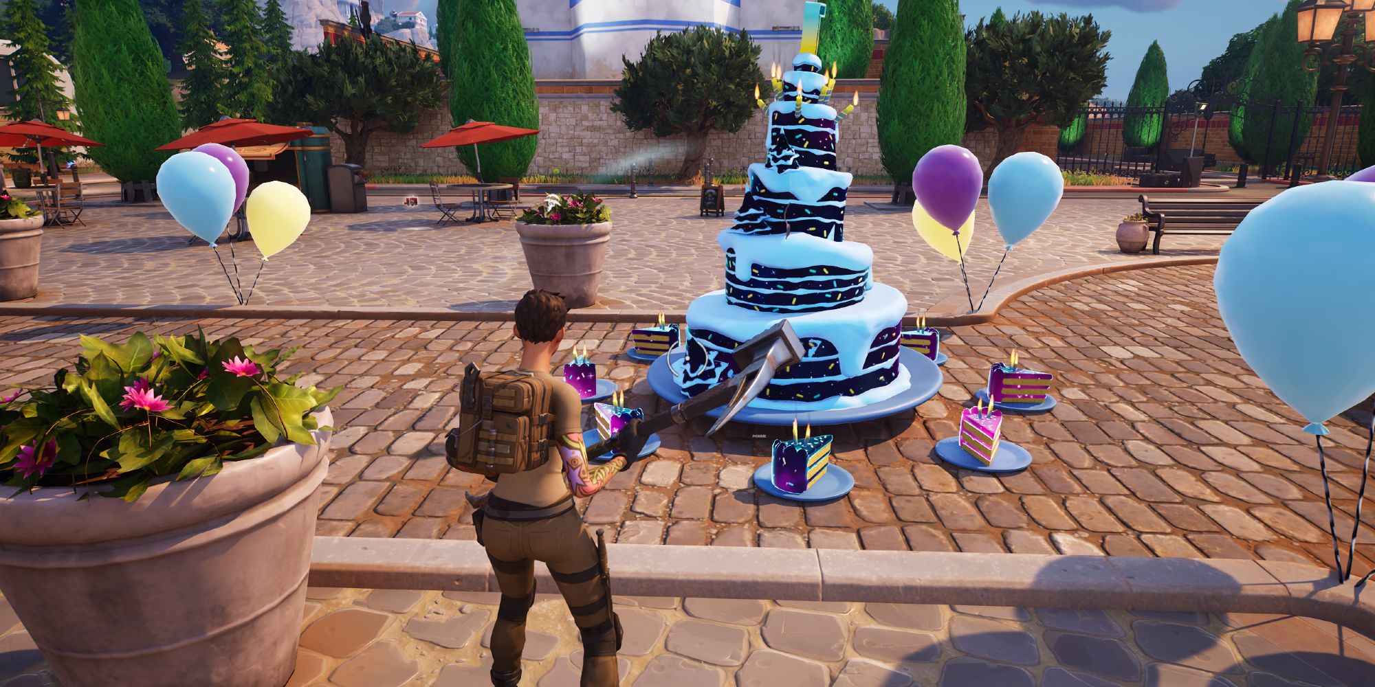 Personagem feminina perto do bolo de aniversário de 7º aniversário de Fortnite, cercado por fatias de bolo e balões amarelos, azuis e roxos em ferrovias imprudentes