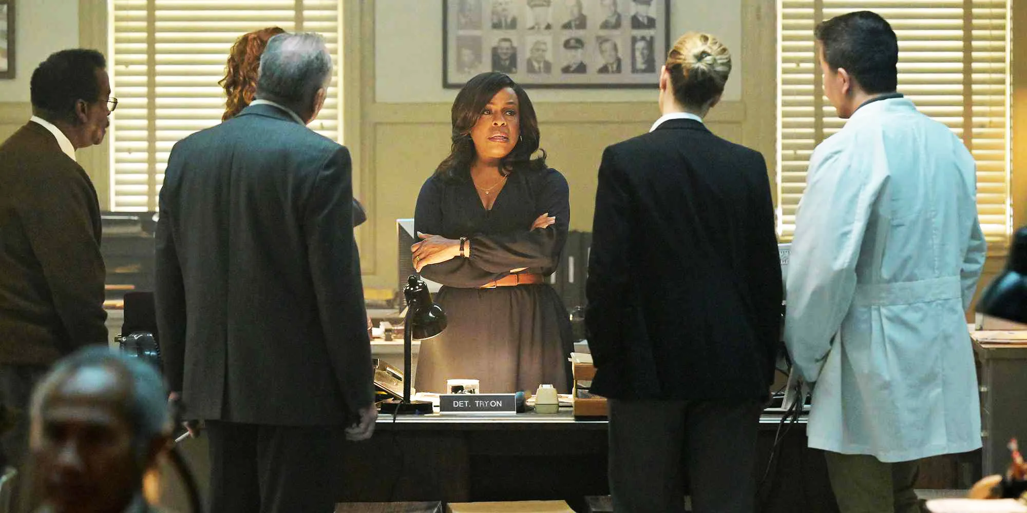 Grotesquerie Niecy Nash as Detective Tryon talking to her team