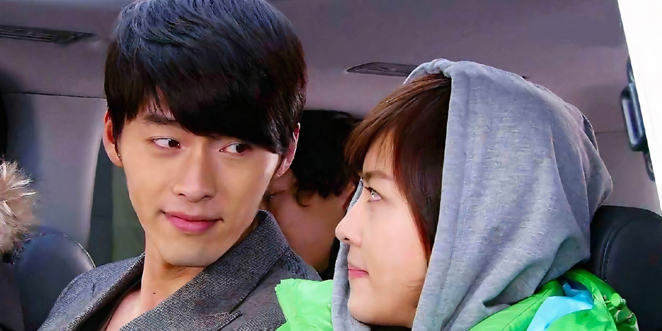 Ha Ji-won y Hyun-bin se sientan uno al lado del otro en el auto.