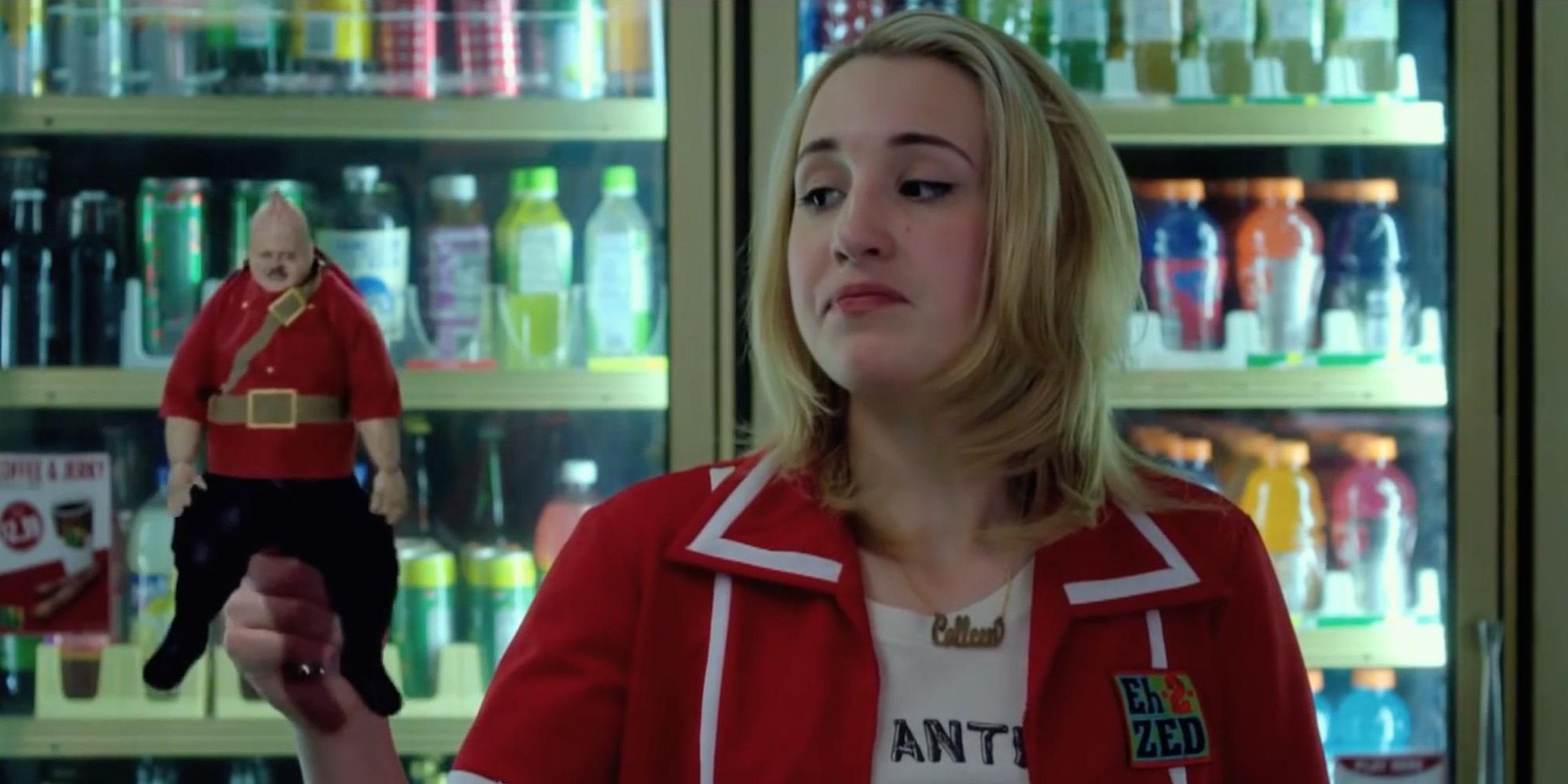 Harley Quinn Smith hält eine Bratzi in Yogahosen