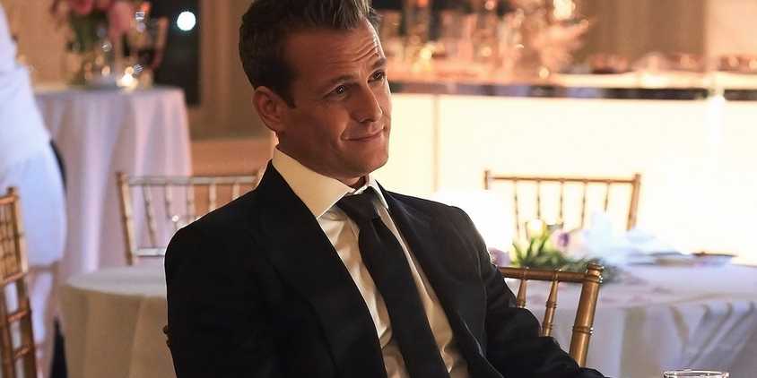 Harvey attending a wedding in Suits season 8, episode 1