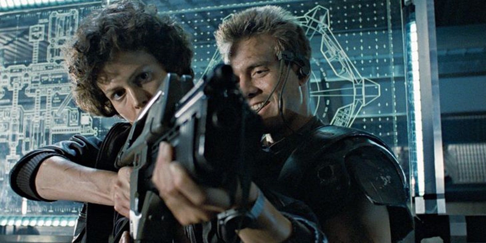 Hicks shows Ripley how to use a pulse rifle in Aliens