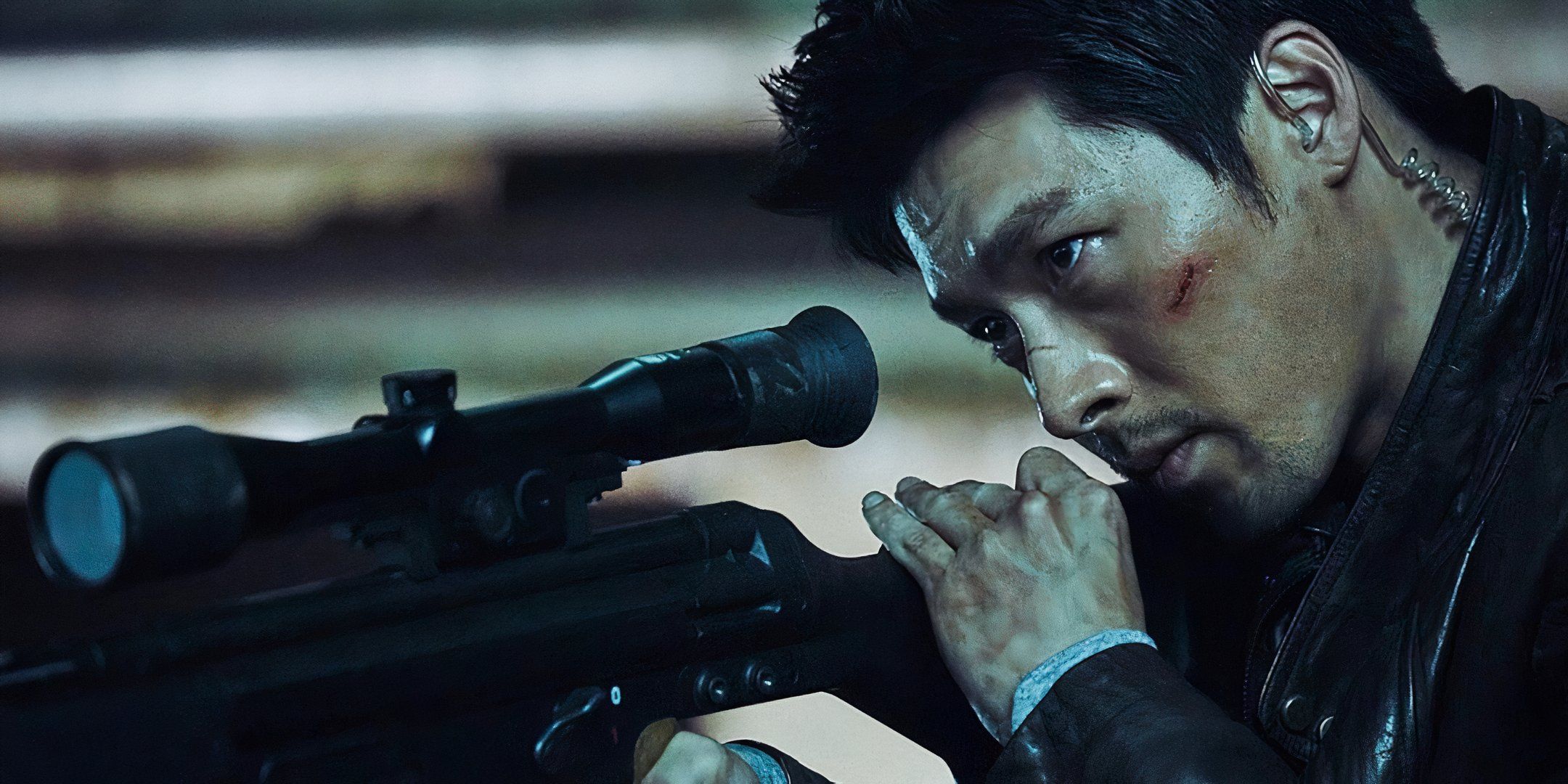     Hyun Bin apunta con su arma a una misión secreta. 