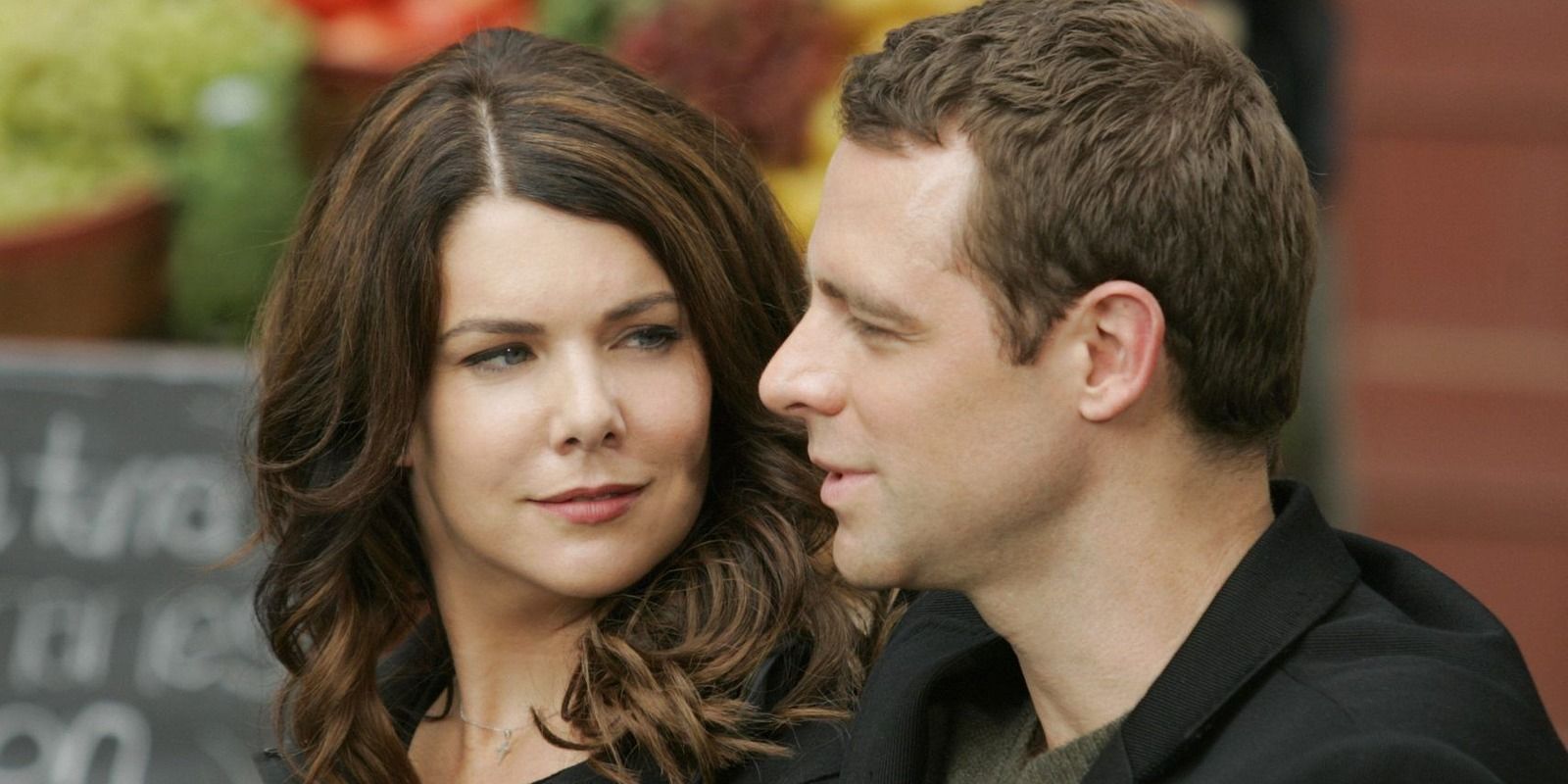 Lorelai (Lauren Graham) mira a Chris (Christopher Hayden) mientras Chris mira desde la pantalla en Gilmore Girls.