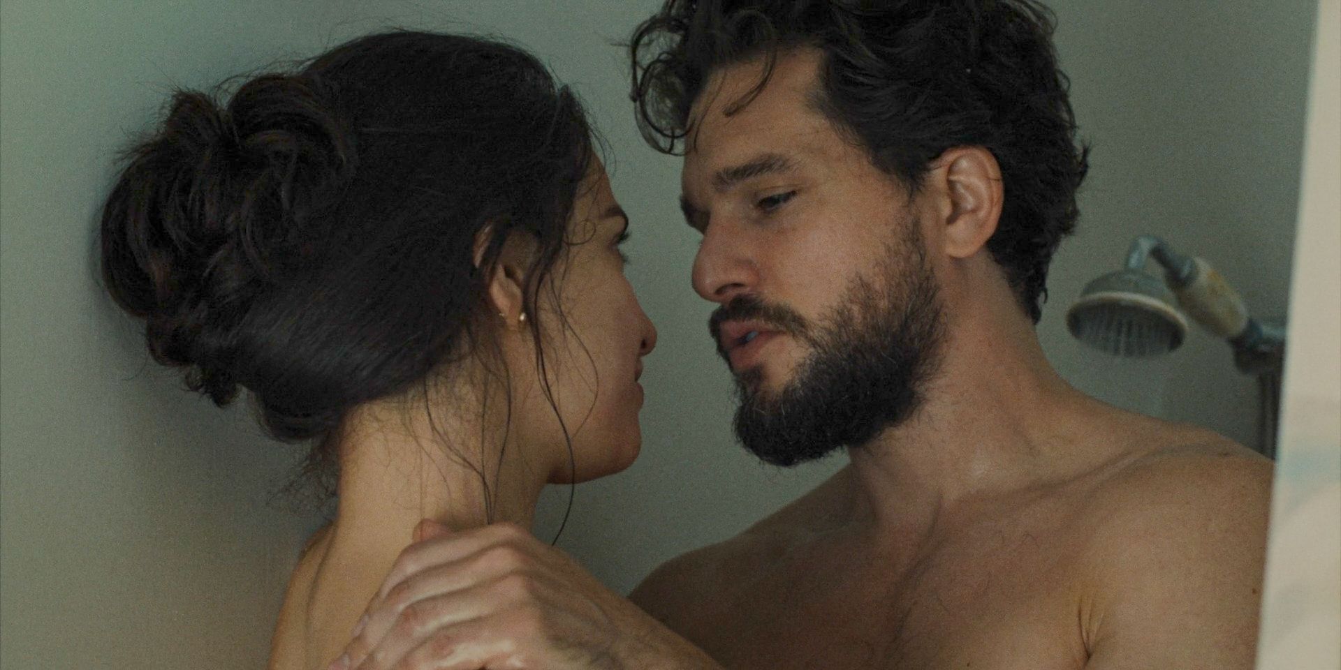 Yasmin (Marisa Abela) e Henry (Kit Harington) in un momento intimo nella stagione 3 episodio 5 di Industry