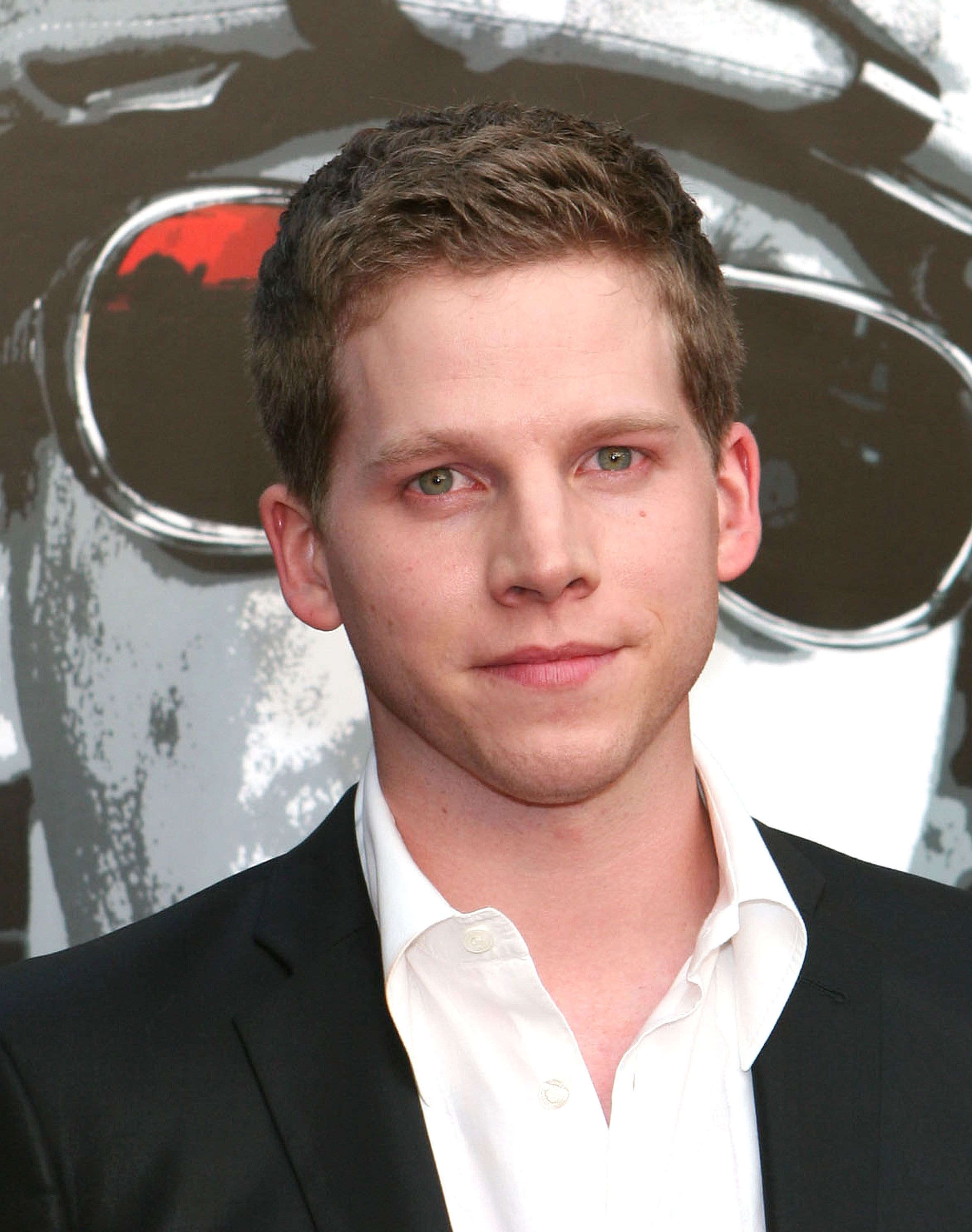 Headshot aOf Stark Sands