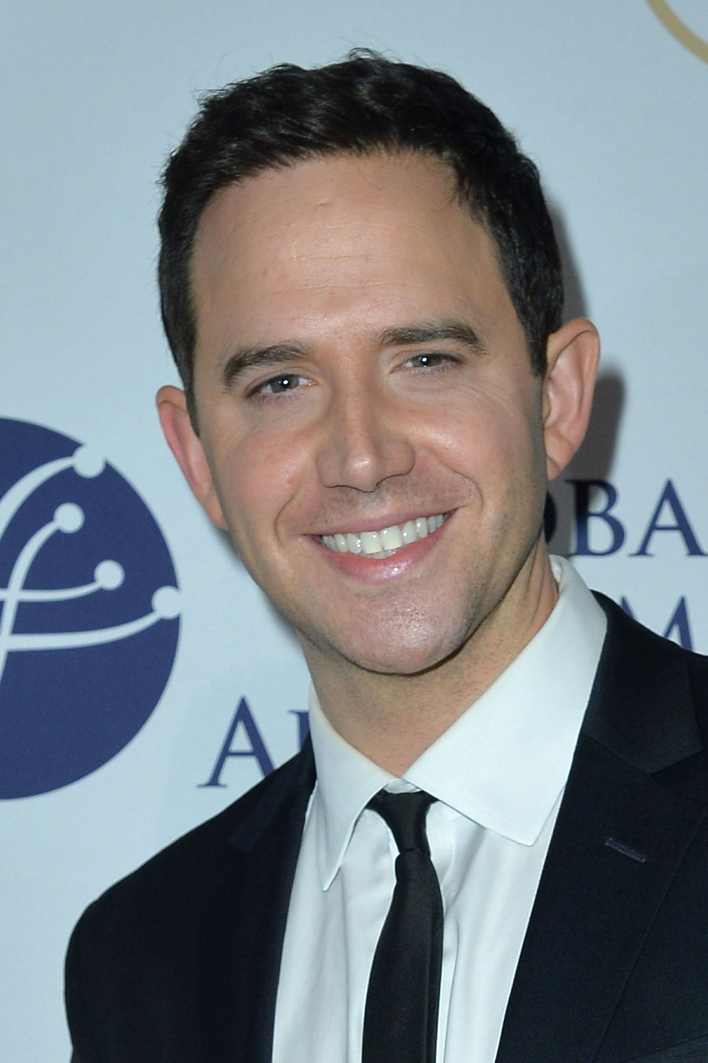 Headshot oF Santino Fontana