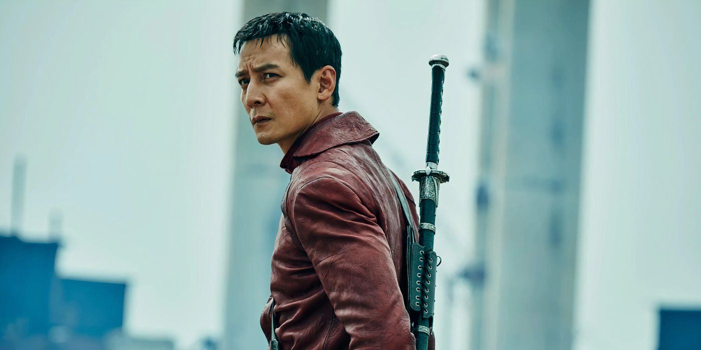 O personagem de Into The Badlands, Sunny, com sua espada nas costas. 