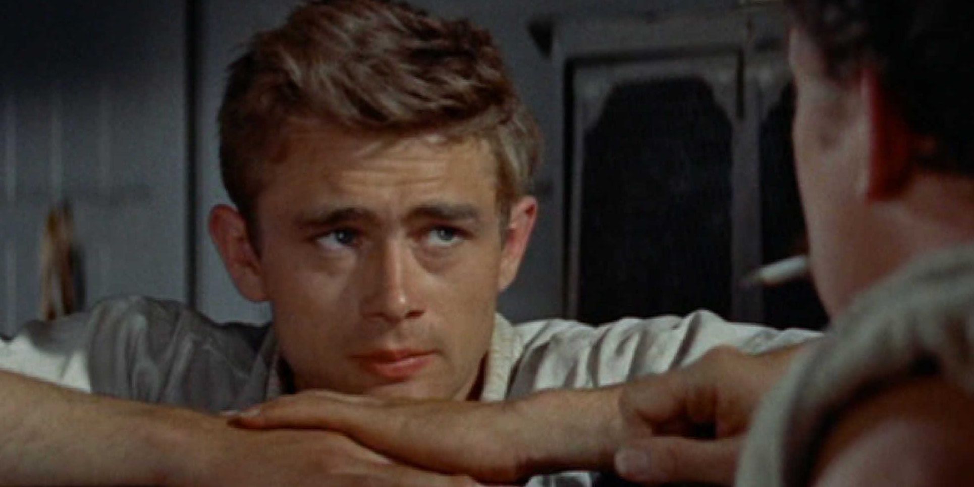 Cal Trask (James Dean) apoiando o queixo nas mãos cruzadas