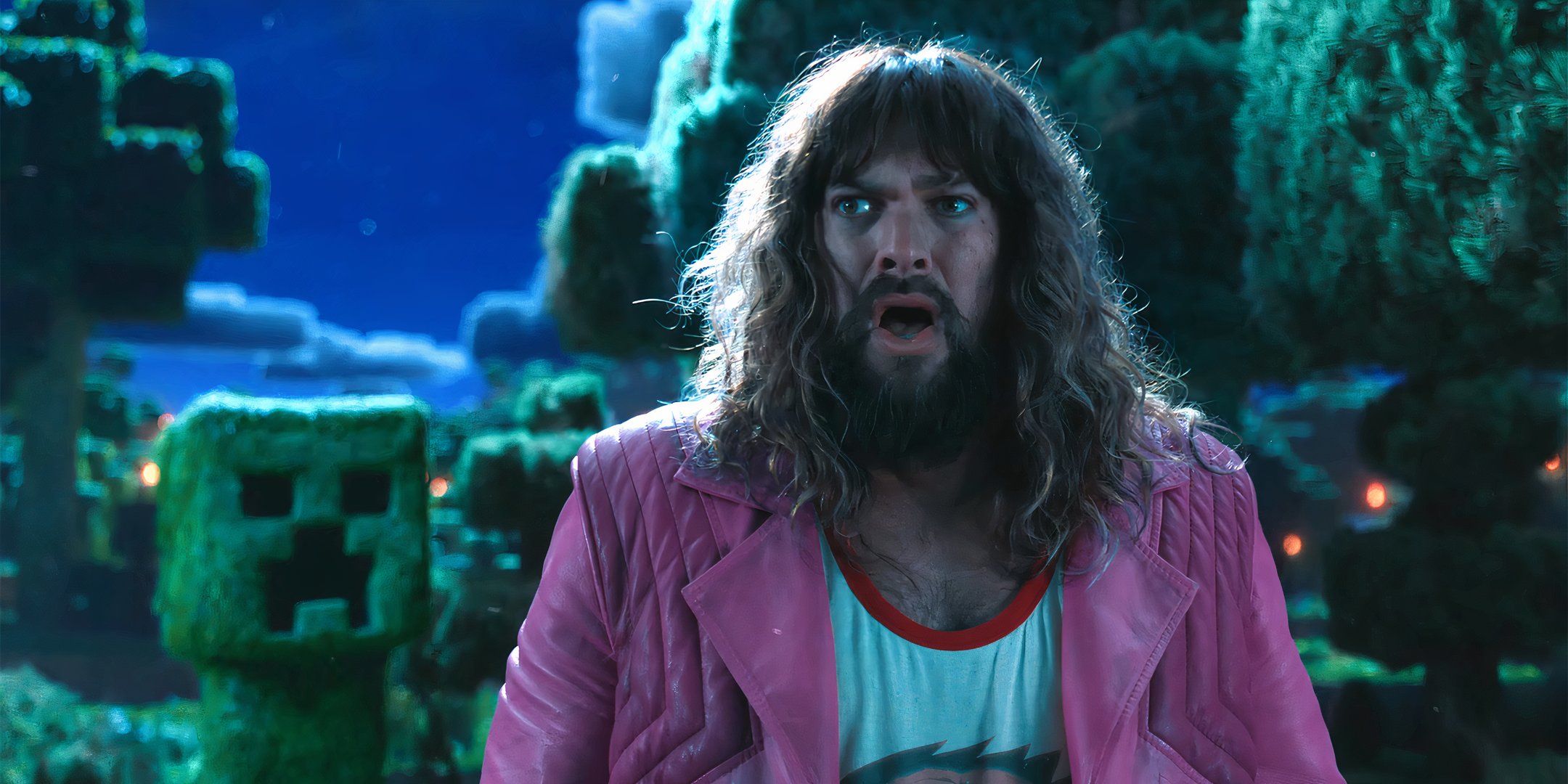 Jason Momoa parece preocupado enquanto um Creeper aparece atrás dele em A Minecraft Movie