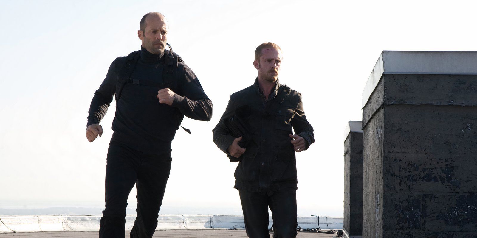 Jason Statham como Arthur Bishop y Ben Foster como Steve McKenna corriendo en The Mechanic