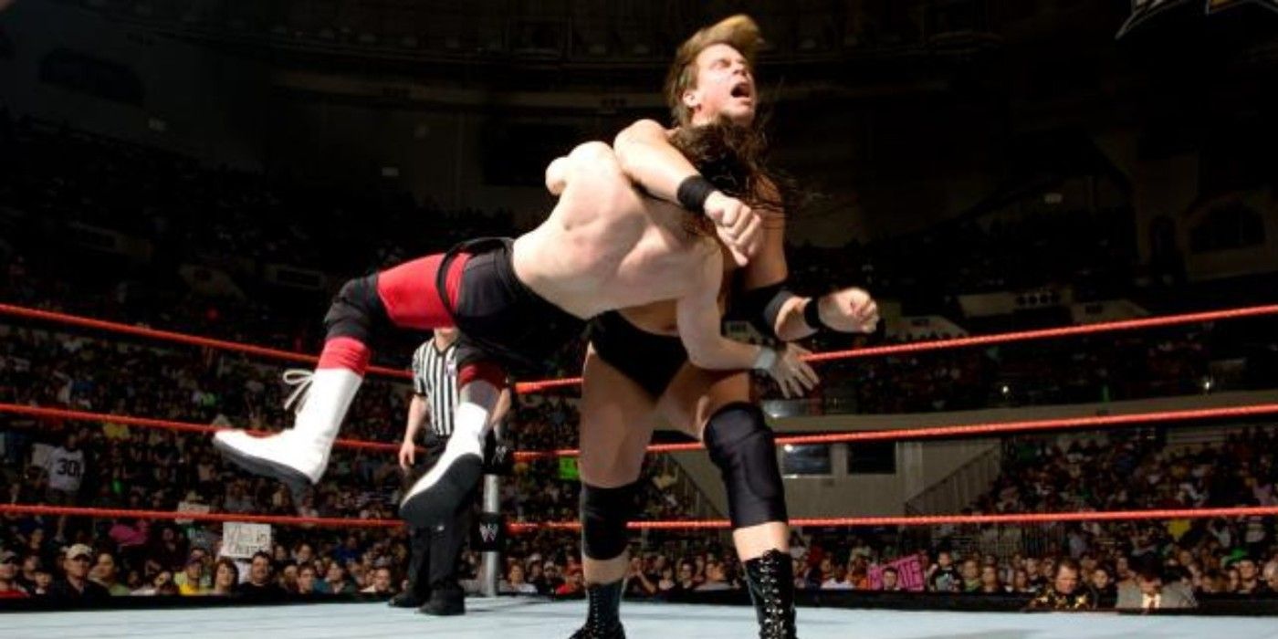 JBL atinge Colin Delaney com o Clothesline from Hell em um ringue da WWE