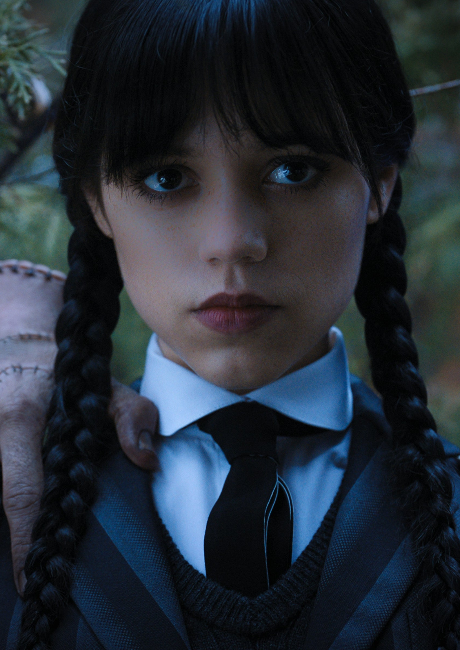 Jenna Ortega como Wednesday Addams en Wednesday (2022) En uniforme escolar con 