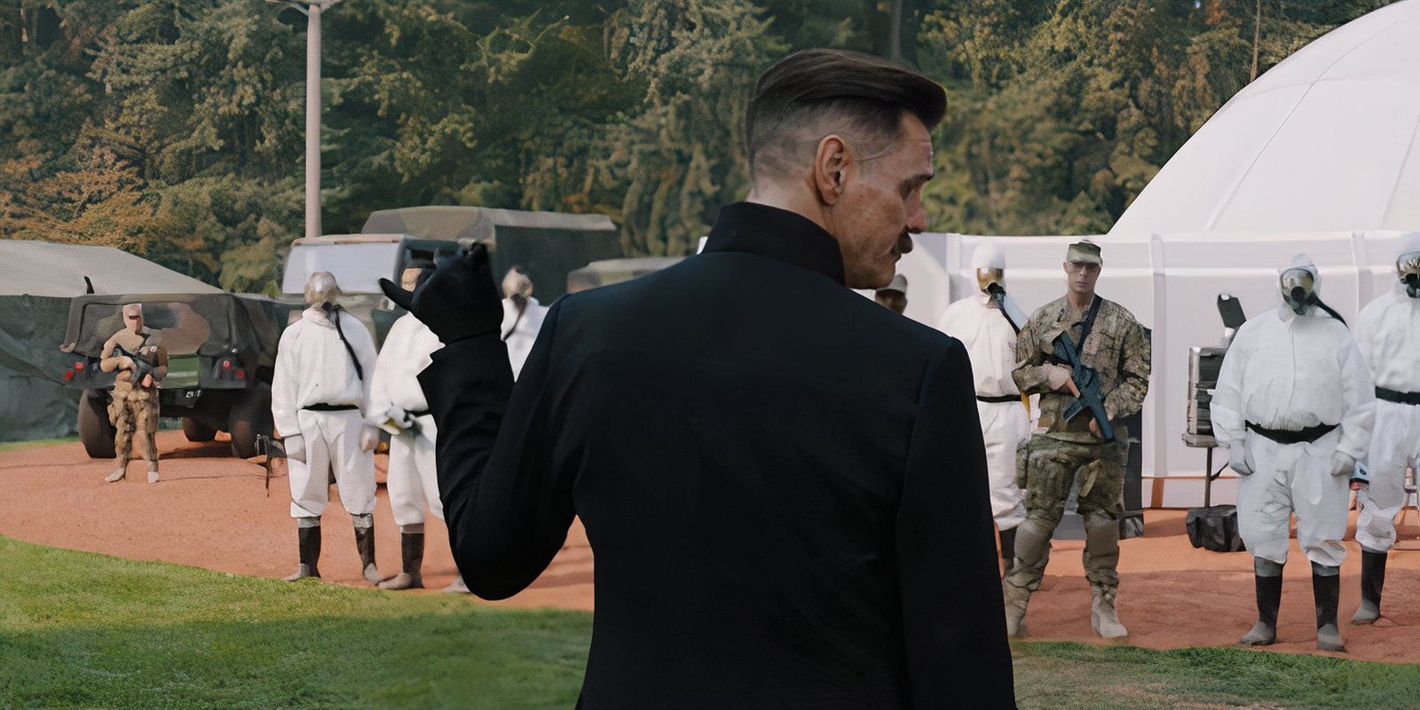 Jim Carrey como Dr. Robotnik de costas em uma instalação militar - Sonic the Hedgehog (2020)