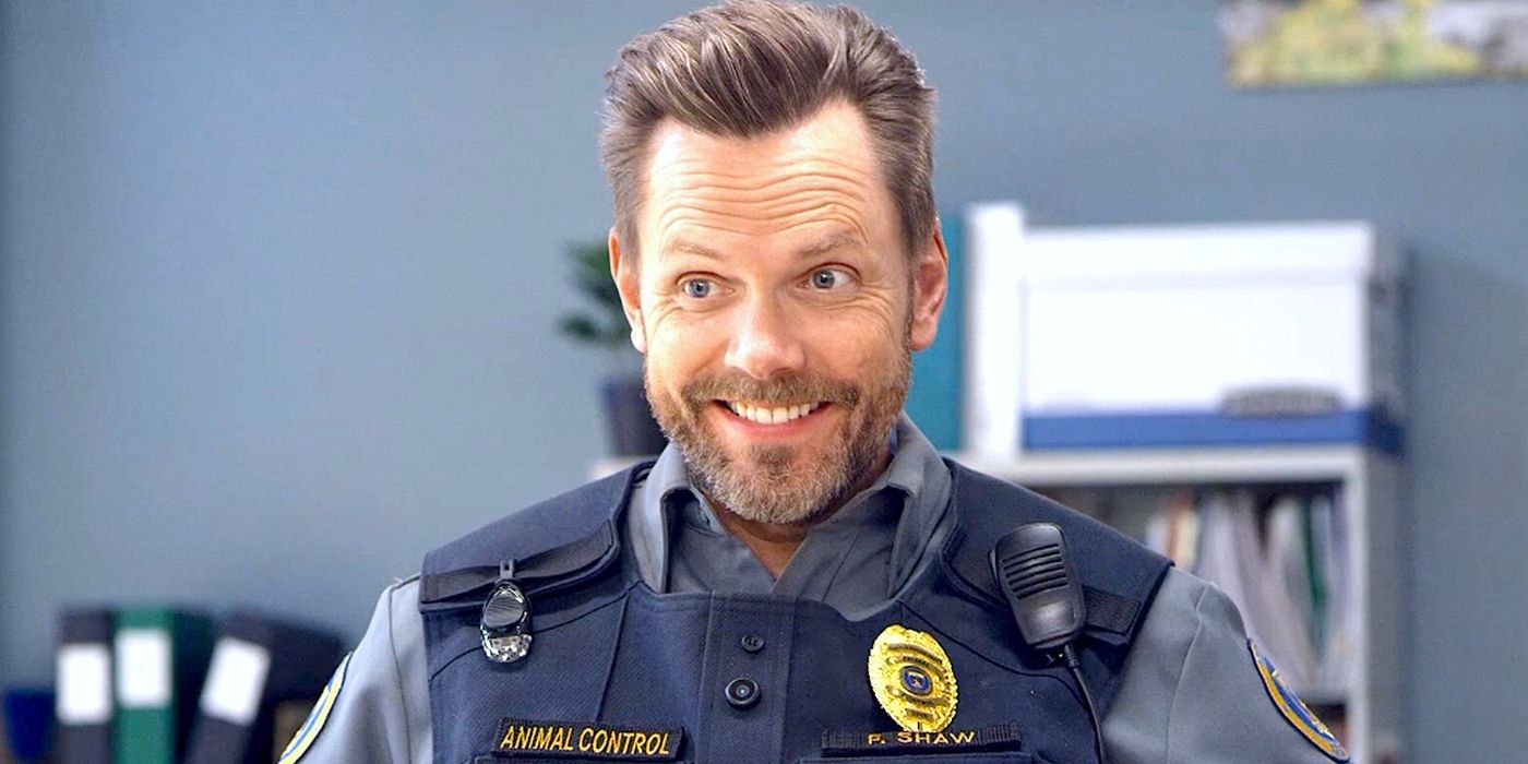 Joel McHale como Frank Shaw sonríe a la cámara en Animal Control