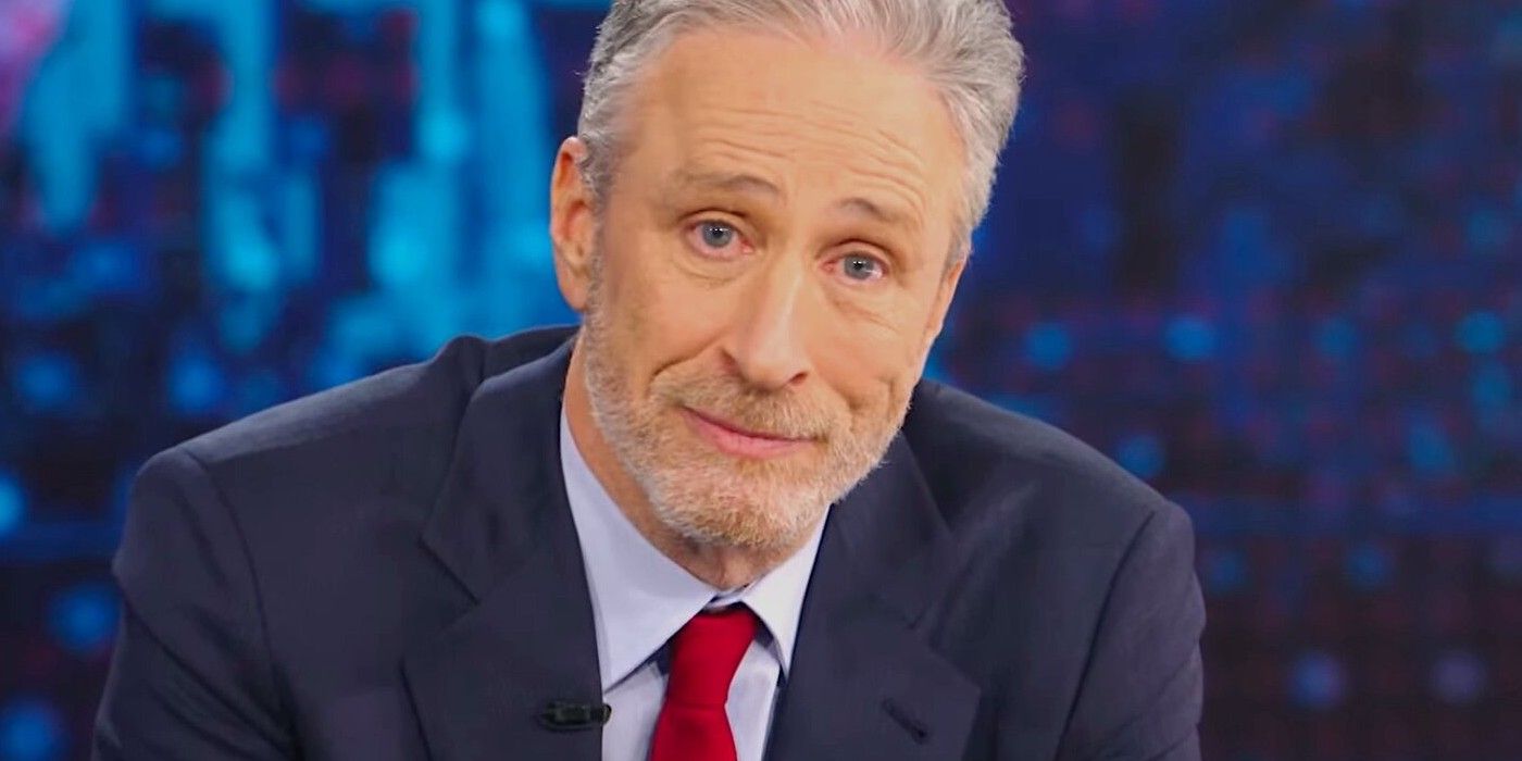 Jon Stewart olhando para a câmera com uma expressão irônica no rosto para o The Daily Show