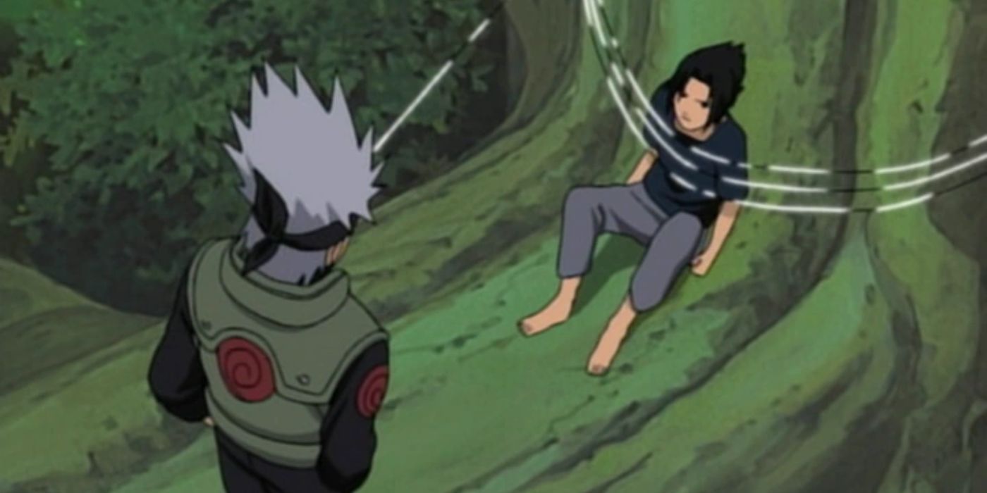 Kakashi habla con Sasuke mientras Sasuke está atado a un árbol con alambre.