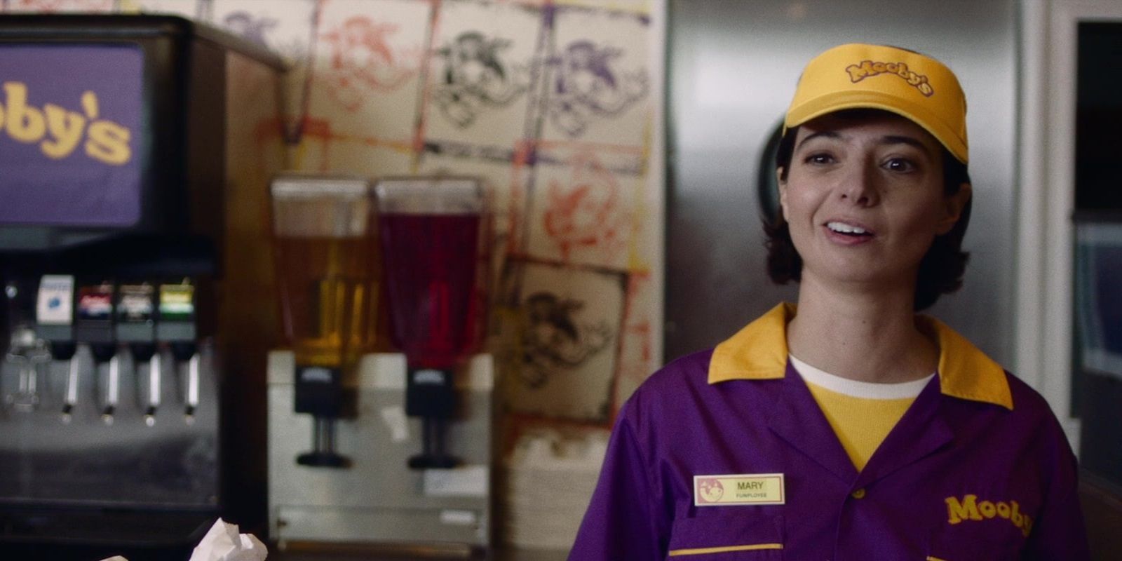 Kate Micucci dans le rôle d'une employée de Mooby dans le reboot de Jay et Silent Bob