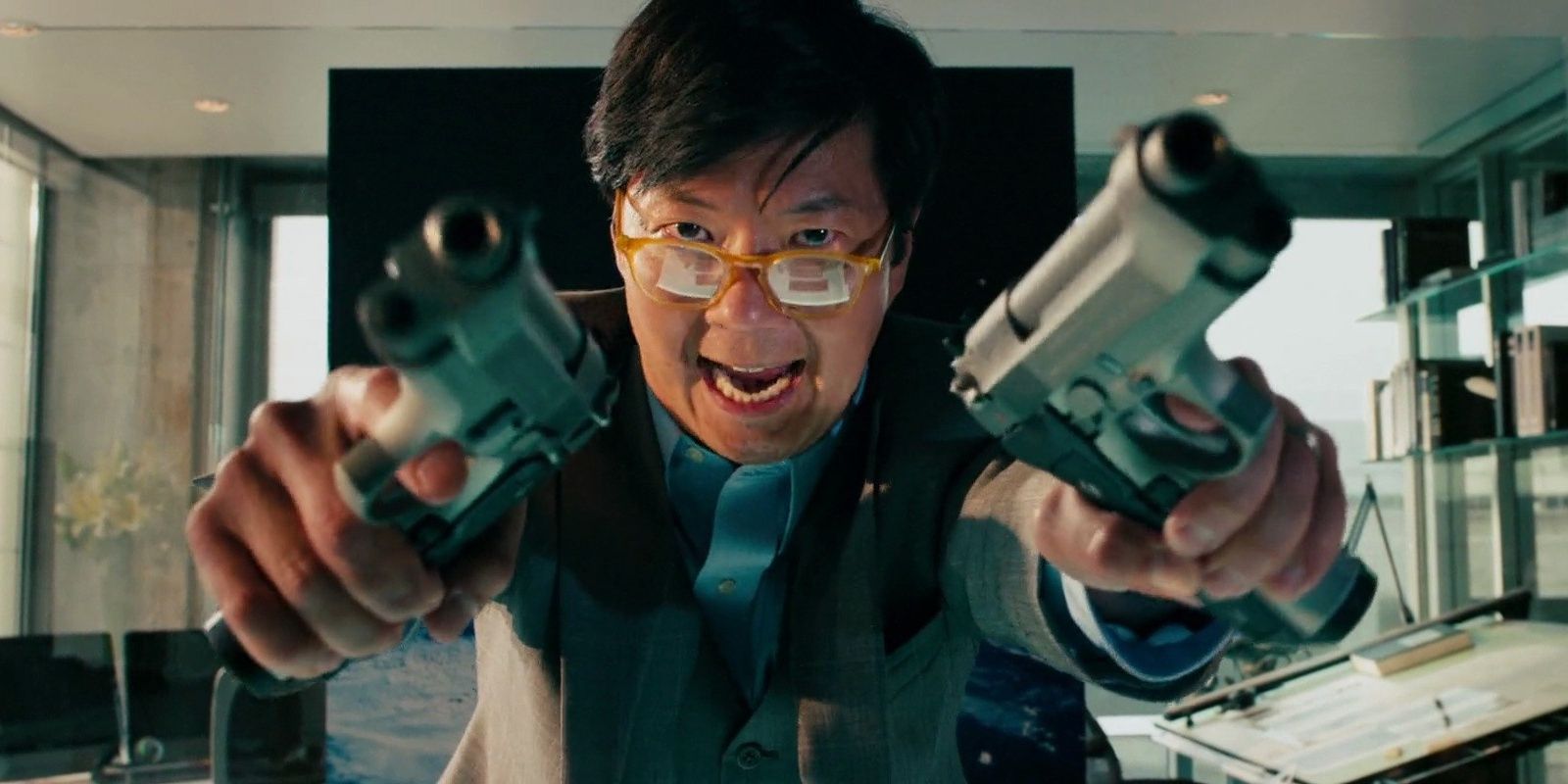 Ken Jeong segurando duas armas em Transformers: O Lado Oculto da Lua