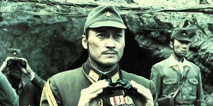 Ken Watanabe holding binoculars as General Kuribayashi in Letters From Iwo Jima