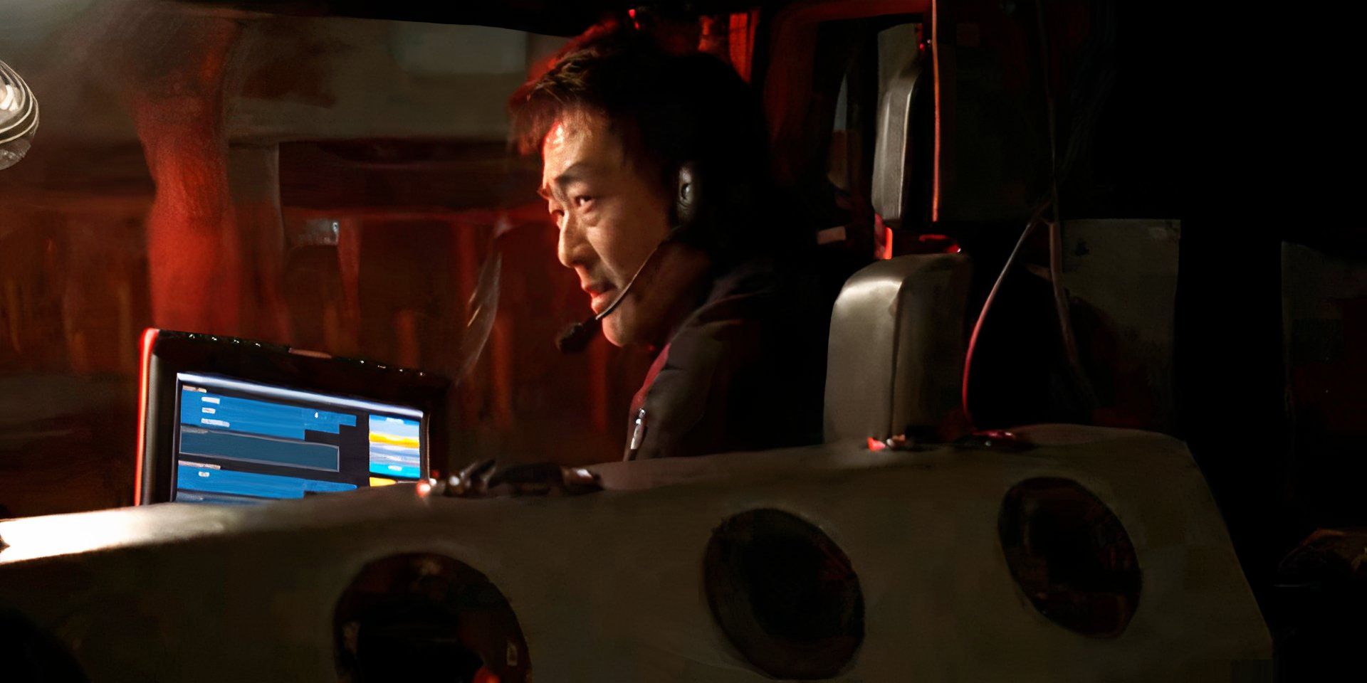 Kenneth Choi como Chimney Han viajando en un camión rodeado de monitores en el episodio 18 de la temporada 2 del 9-1-1.