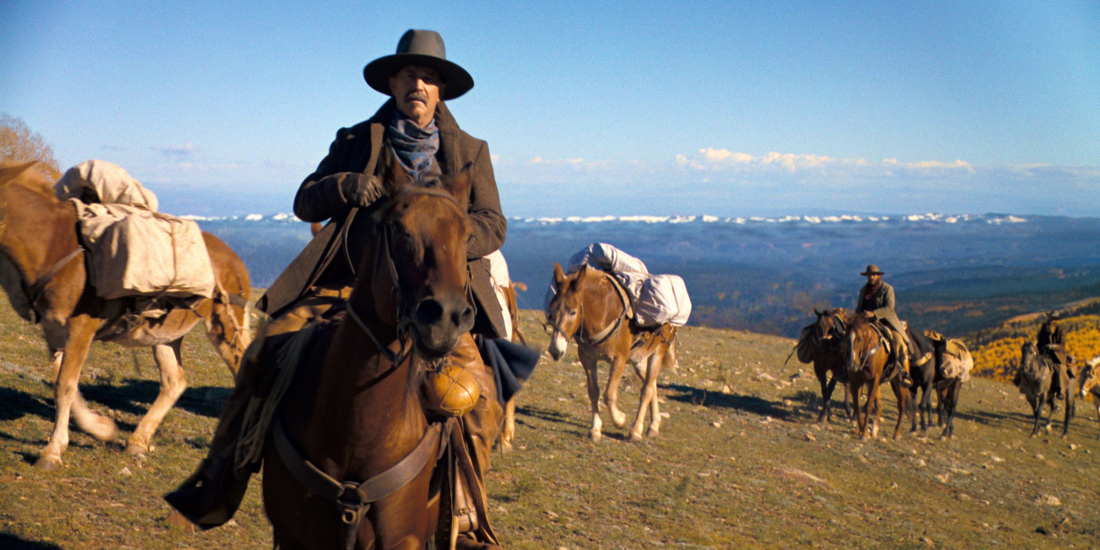 Kevin Costner em um cavalo liderando um trem de mulas em Horizon Capítulo 2