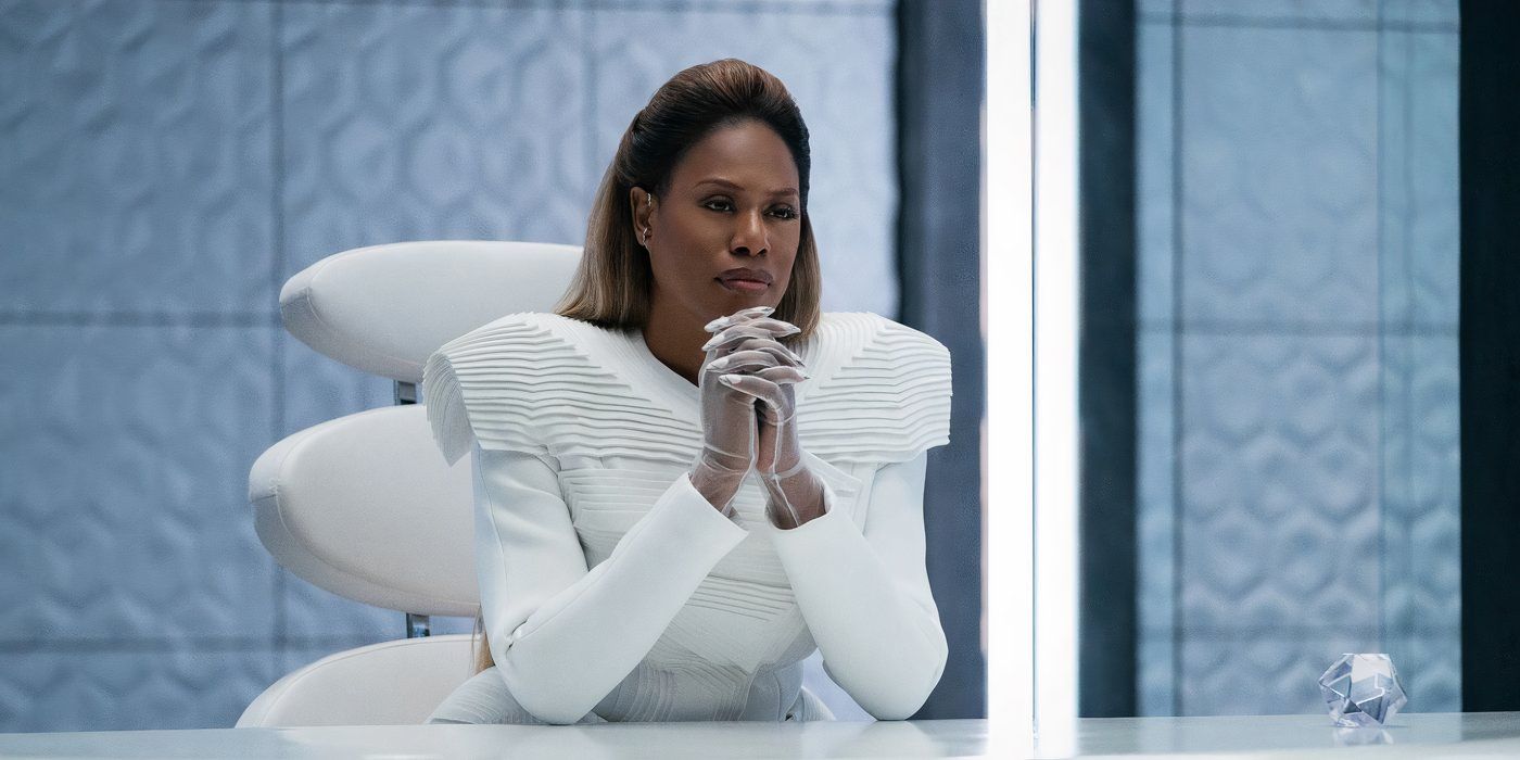 Laverne Cox como Cable tem as mãos embrulhadas em Feios