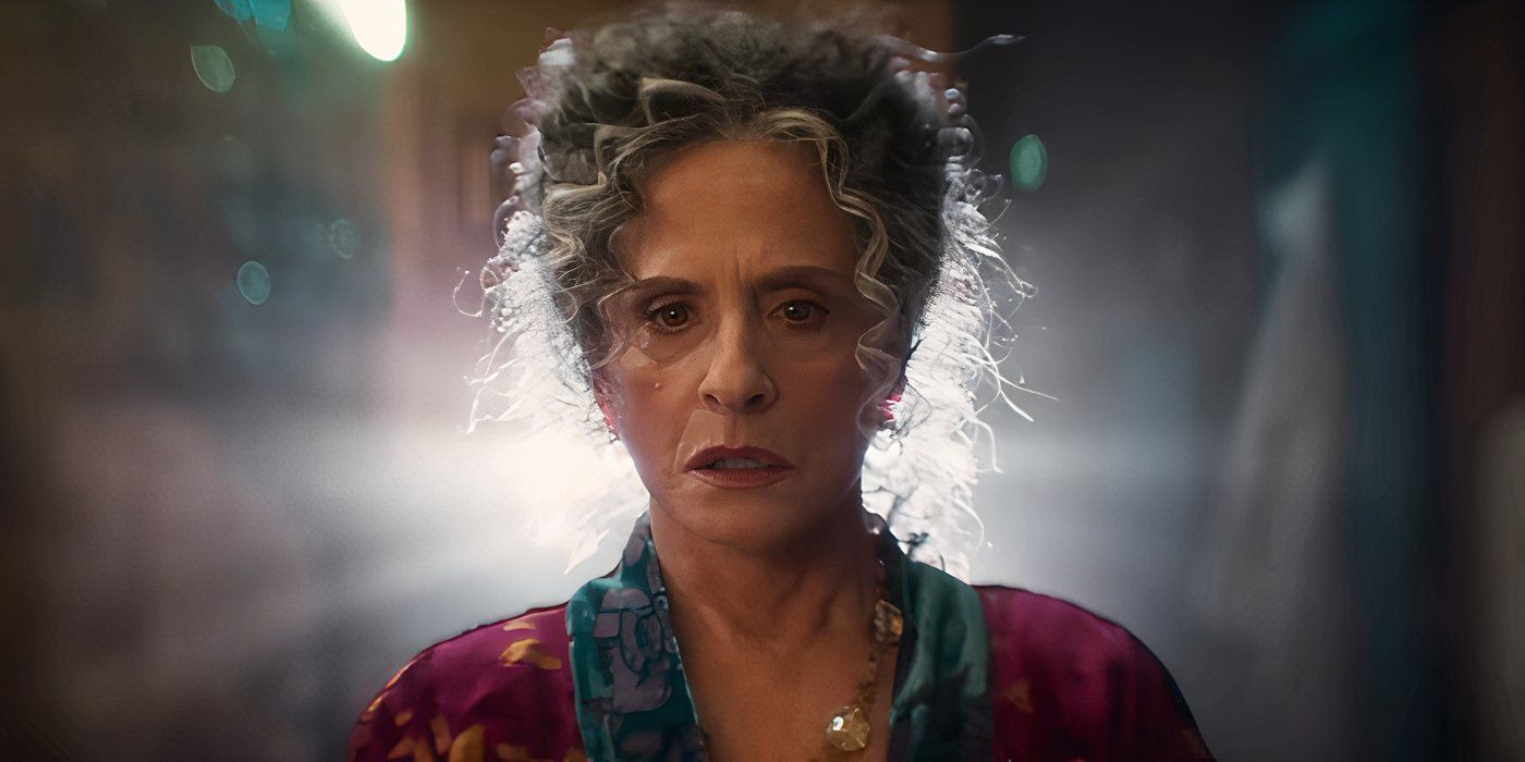 Patti LuPone como Lilia Calderu cercada por luz branca em Agatha All Along (2024)