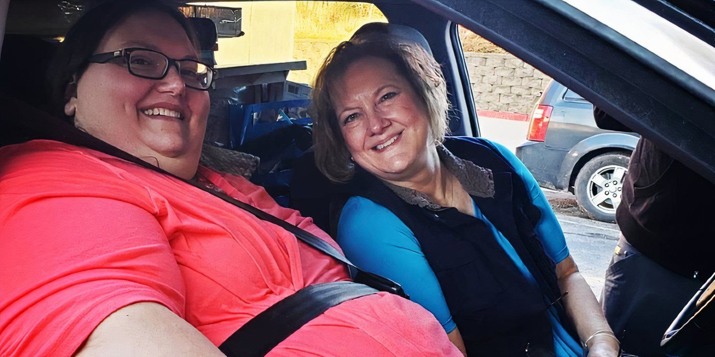 Lindsey Witte de My 600-lb Life con camisa roja en el auto con un miembro de la familia