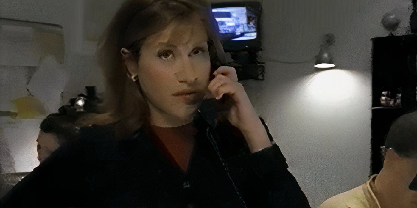 Lisa Ann Walter como Rachel Glass hablando por teléfono en Breaking News