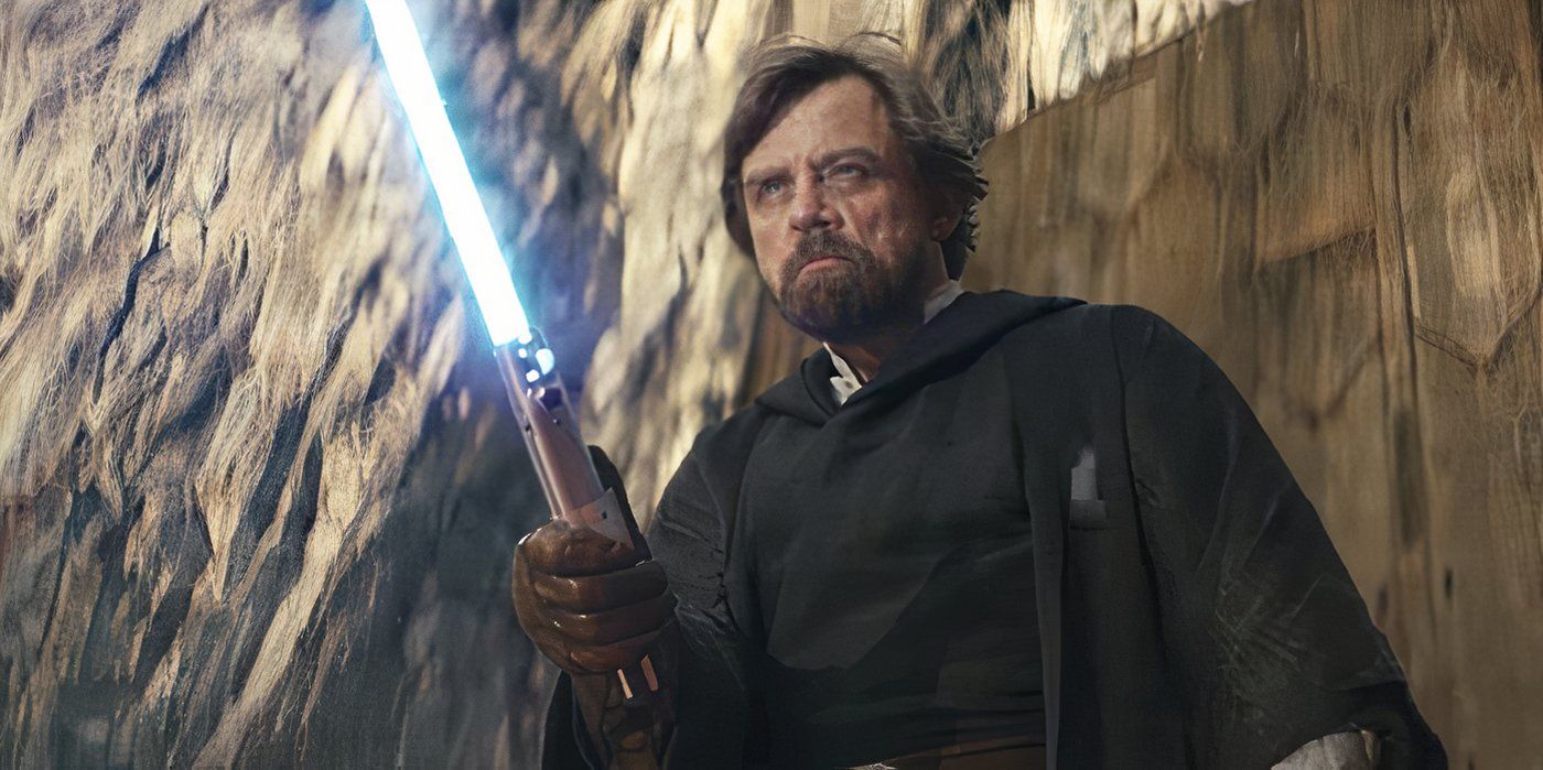 O velho Luke Skywalker empunhando seu sabre de luz azul.