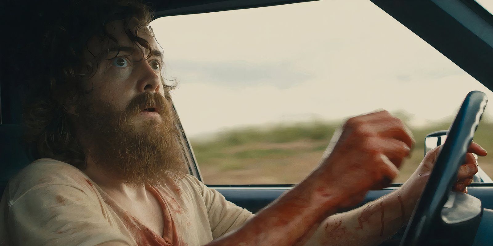 Macon Blair conduisant une voiture en tant que Dwight dans Blue Ruin__