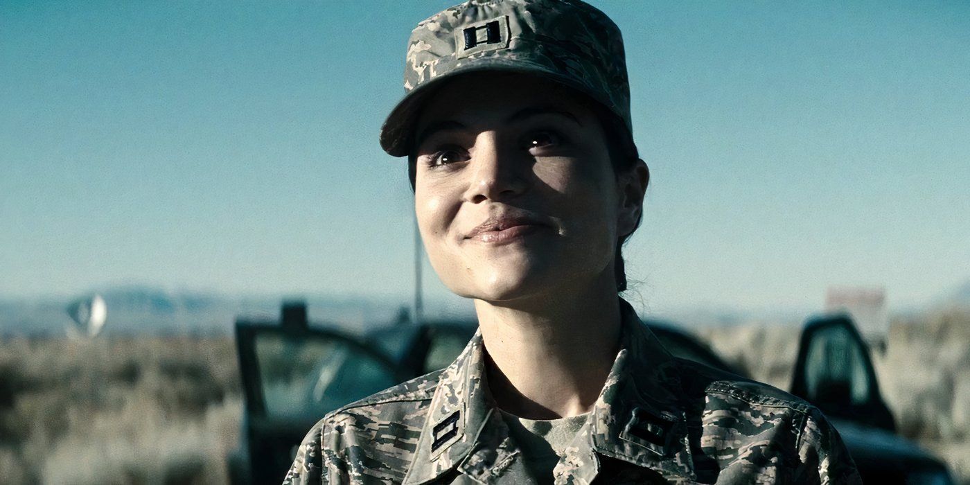 Christina Wren mira hacia arriba con una sonrisa mientras se pone un uniforme militar en Man of Steel.