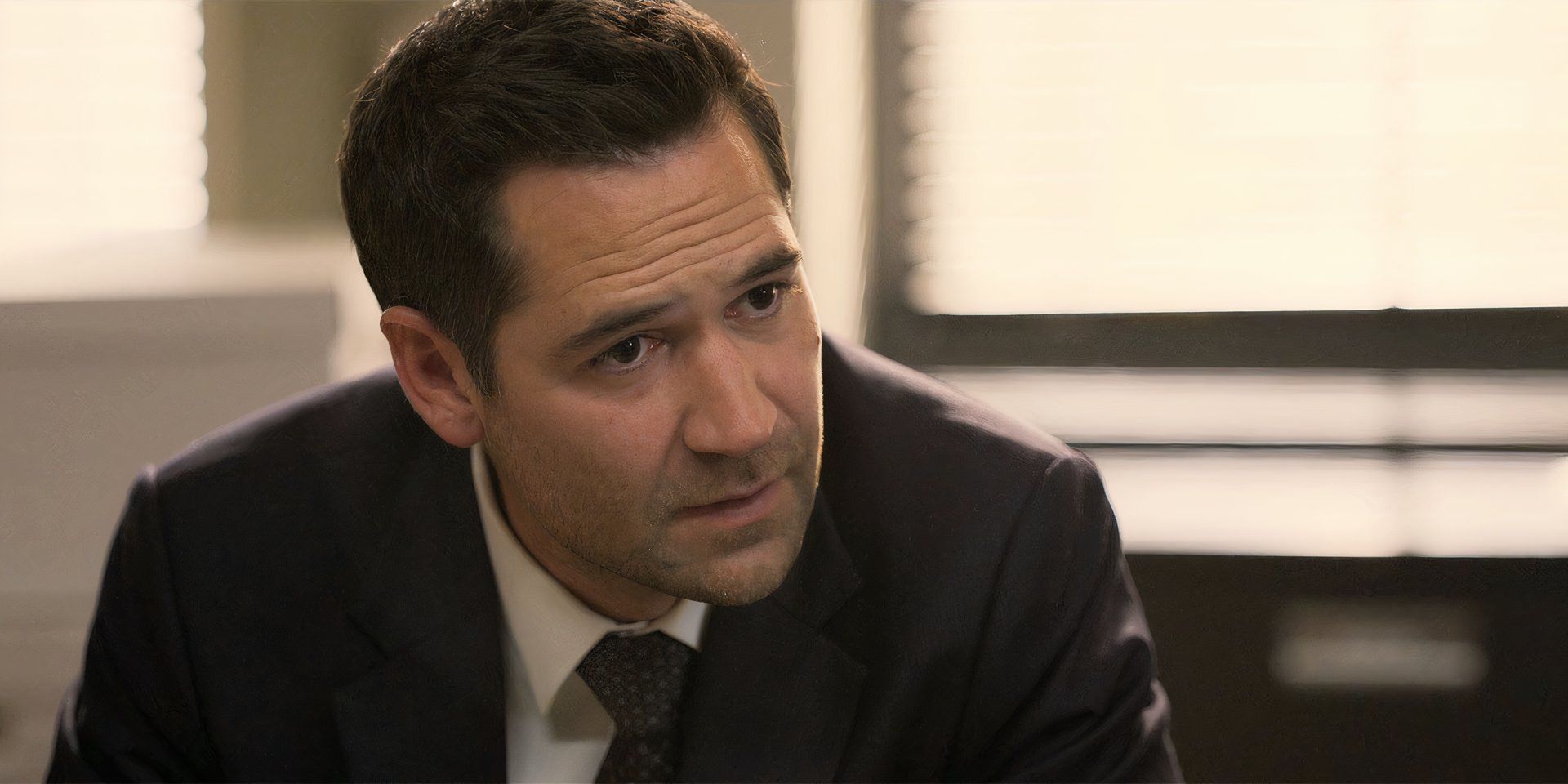 Manuel García-Rulfo como Angry Mickey en The Lincoln Lawyer Temporada 2 Episodio 4