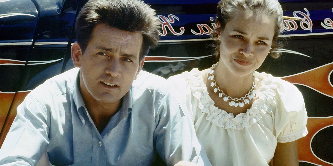 Martin Sheen y Michelle Phillips están de espaldas al auto. 