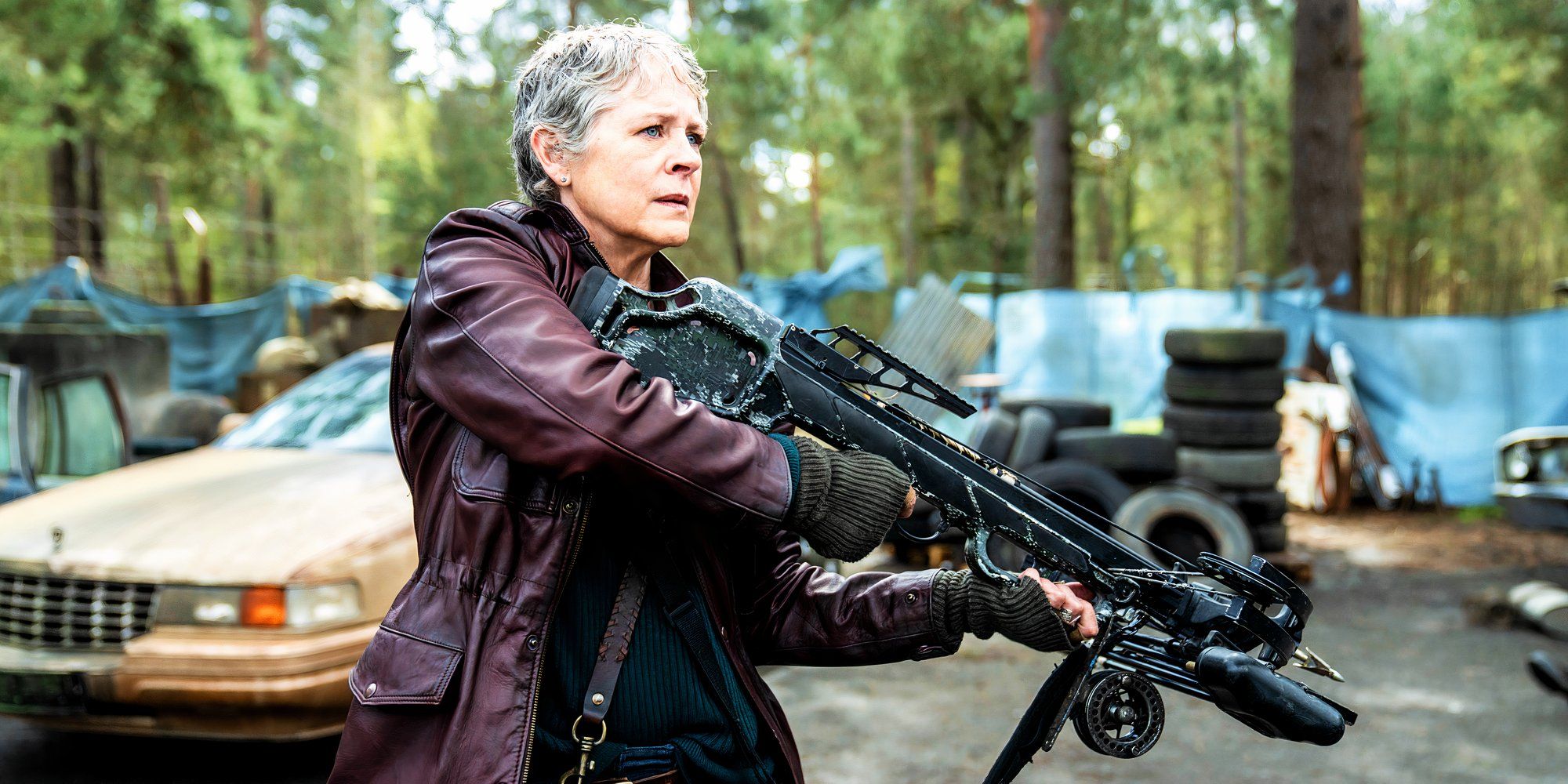 Melissa McBride as Carol holding a crossbow in Daryl Dixon seson 2