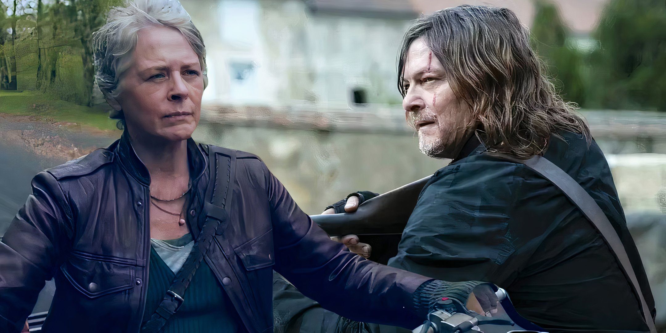 Melissa McBride sebagai Carol mengendarai sepeda motor di samping Norman Reedus sebagai Daryl membawa pistol di The Walking Dead Daryl Dixon