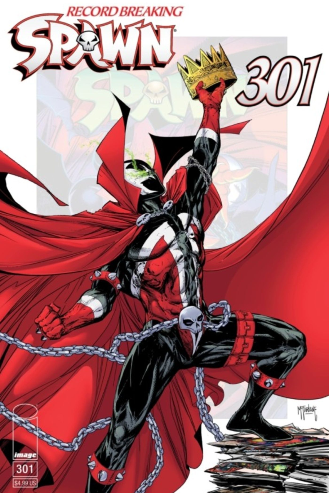 Portada de Spawn #301, Spawn con su capa roja y cadenas, sosteniendo en alto una corona triunfalmente.