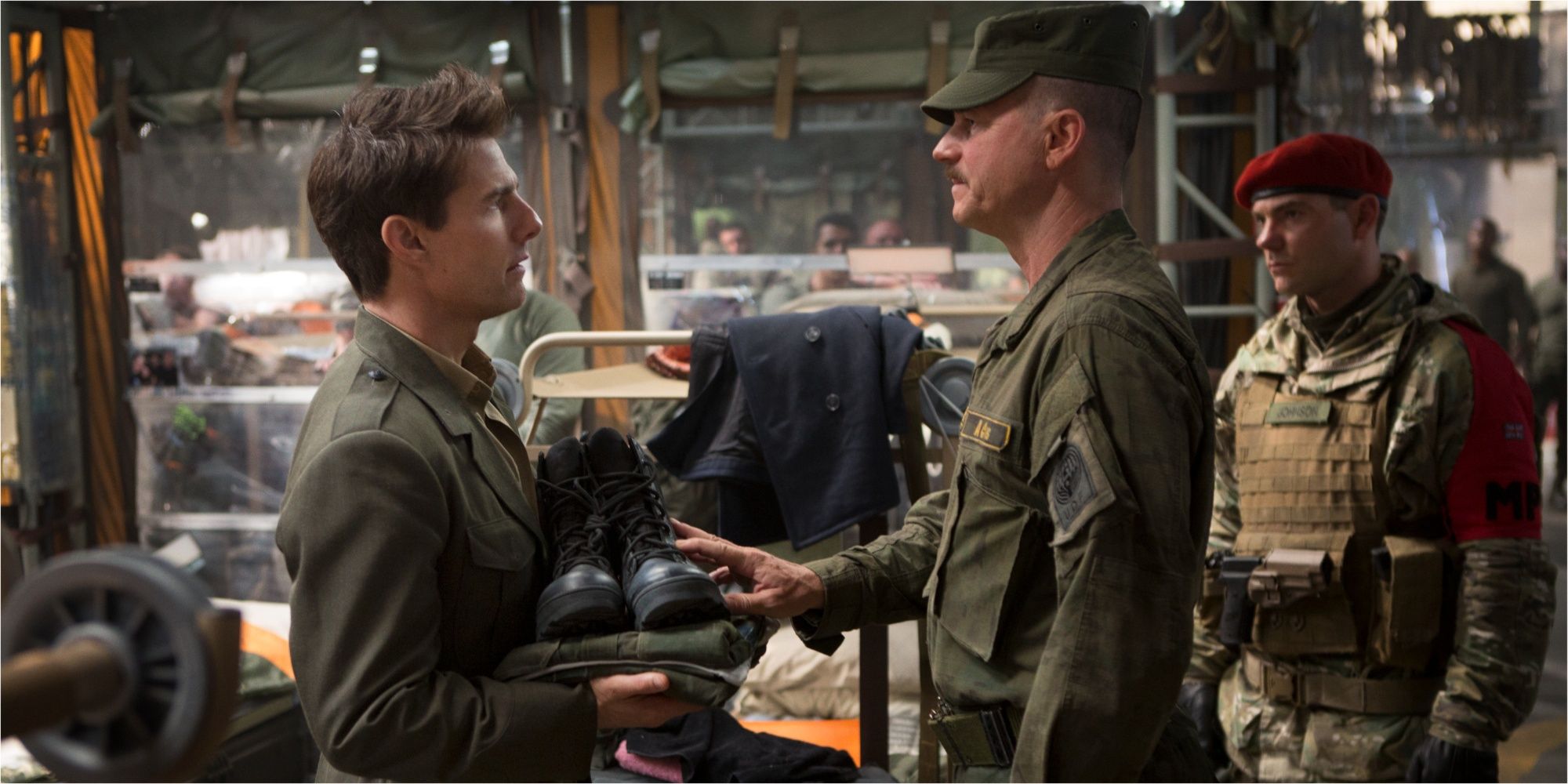 Tom Cruise e Bill Paxton se encarando em Edge of Tomorrow